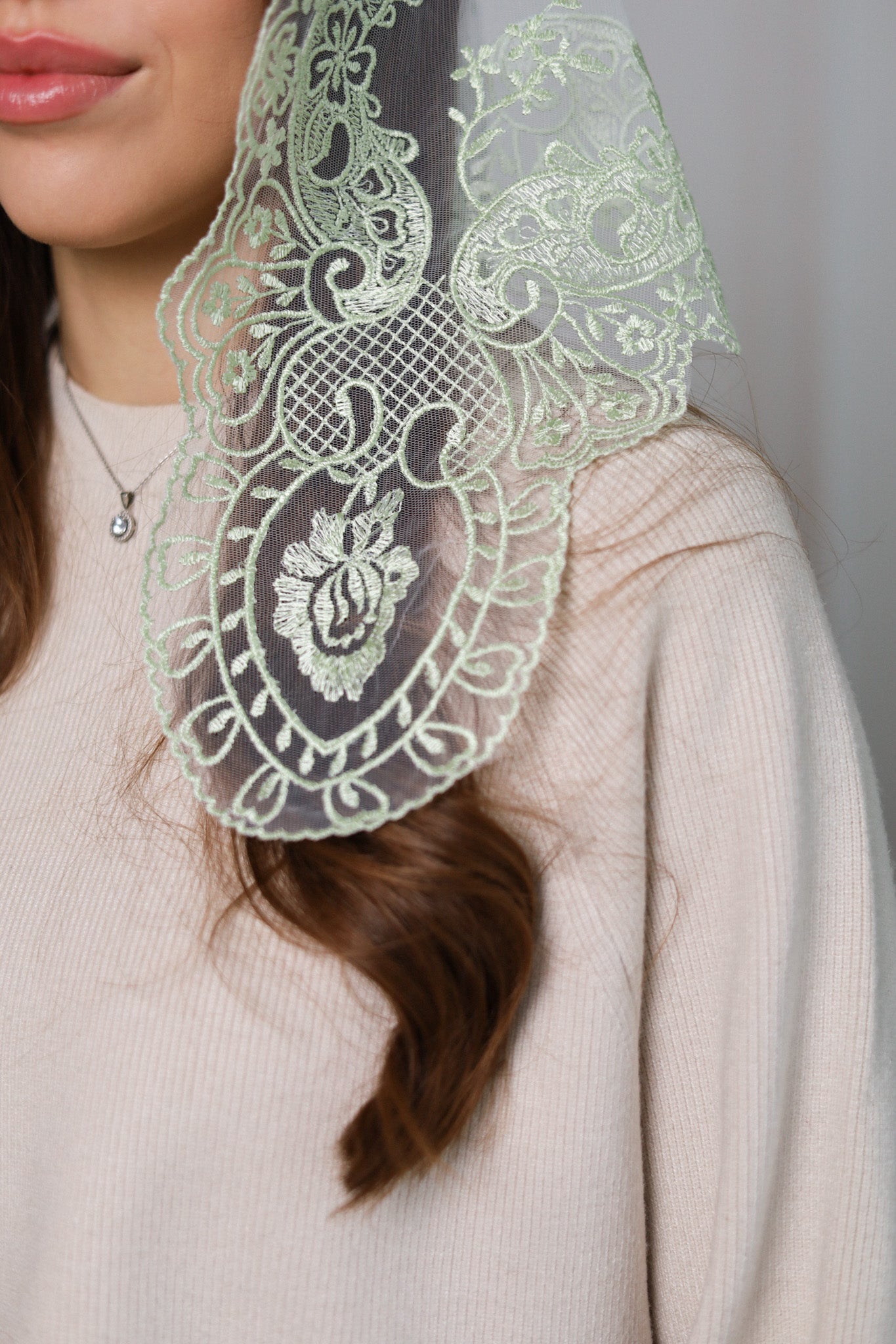 PISTACHIO TRIANGLE VEIL - MariaVeils