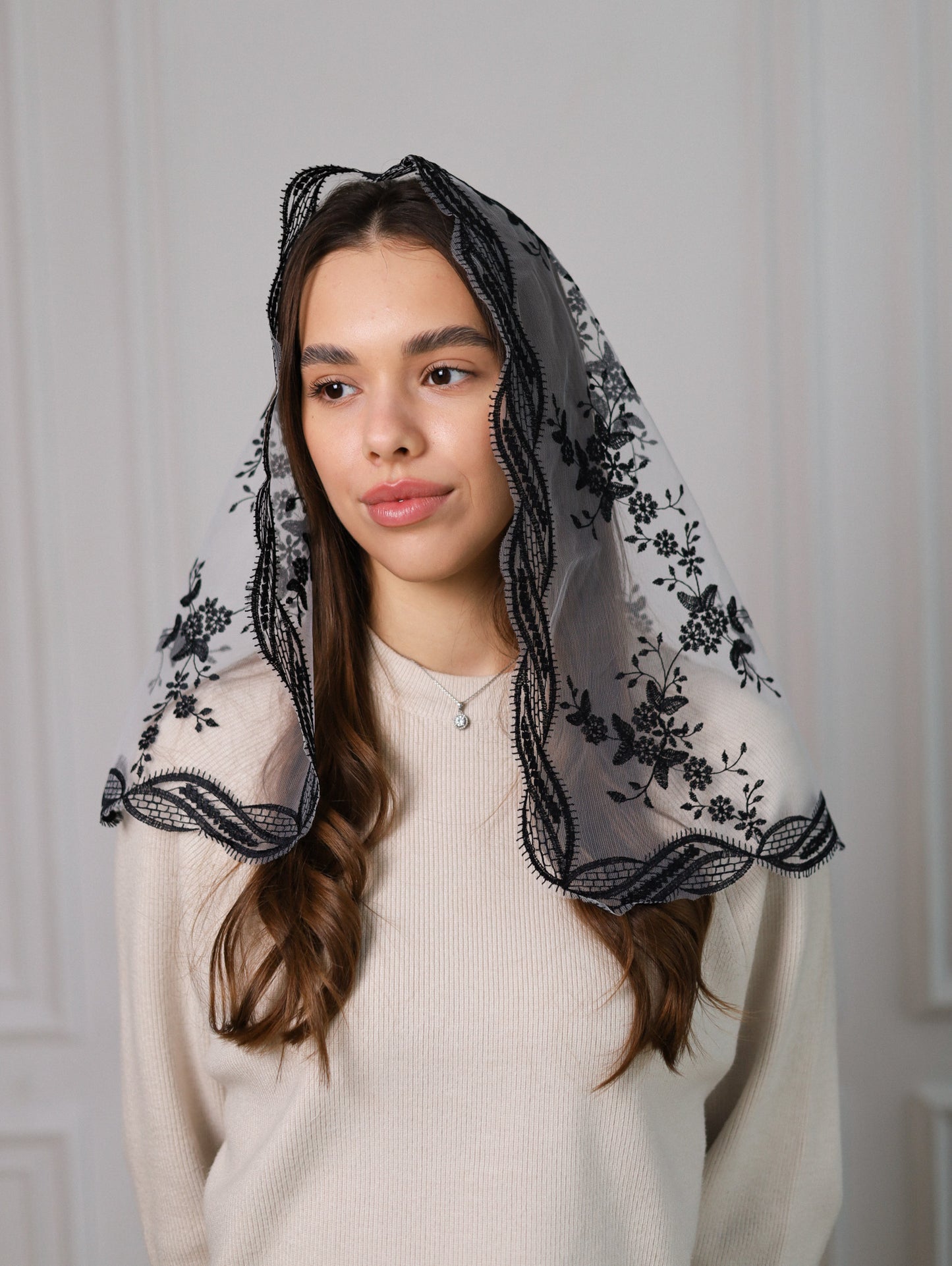 SHORT BLACK LACE VEIL - MariaVeils