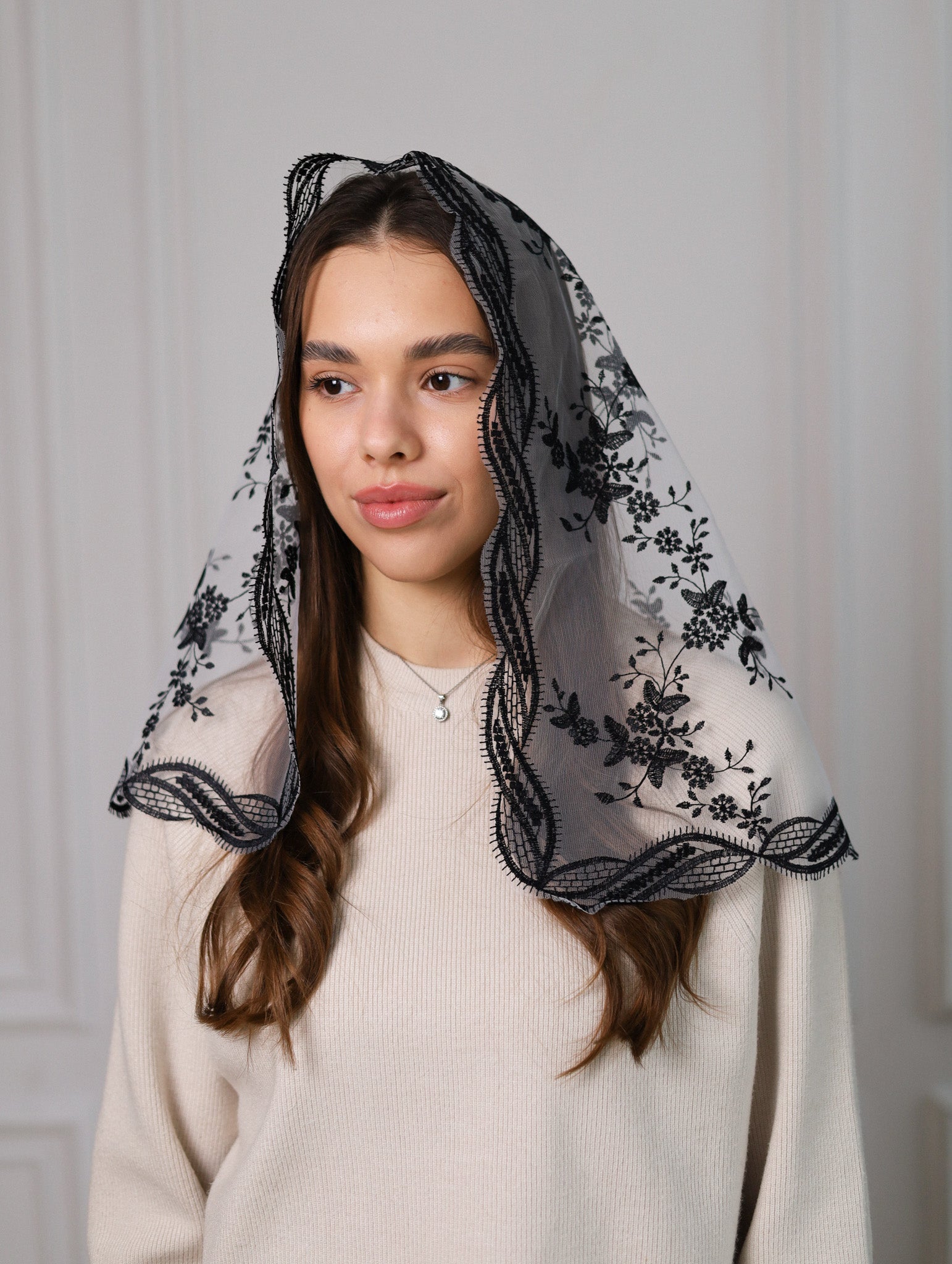 SHORT BLACK LACE VEIL - MariaVeils