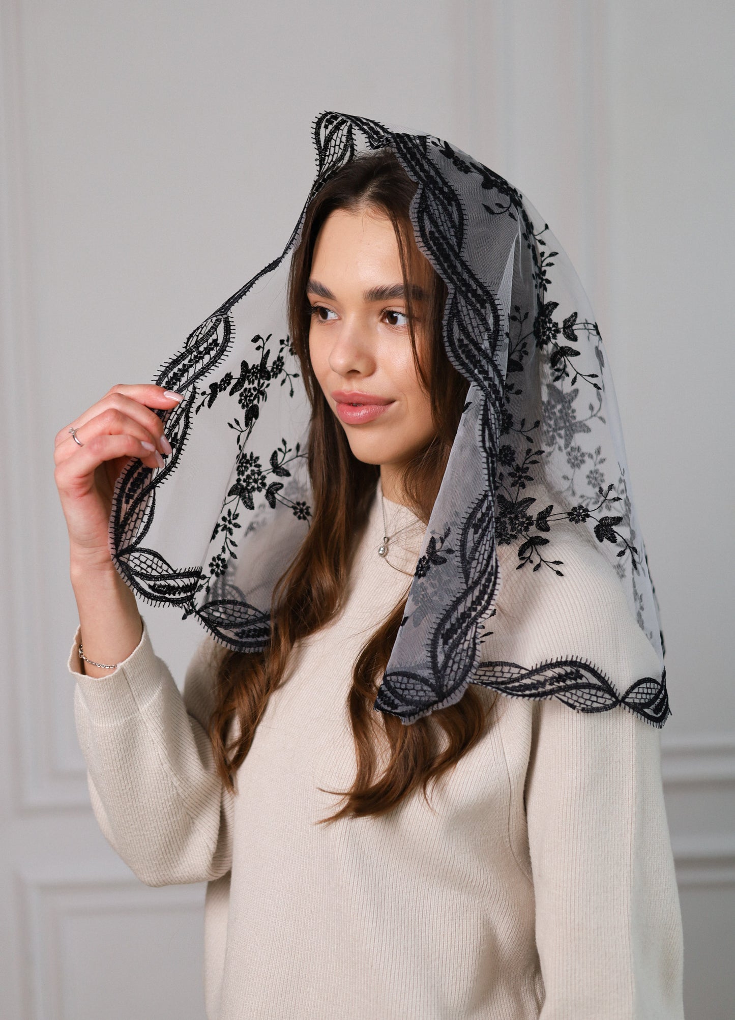 SHORT BLACK LACE VEIL - MariaVeils