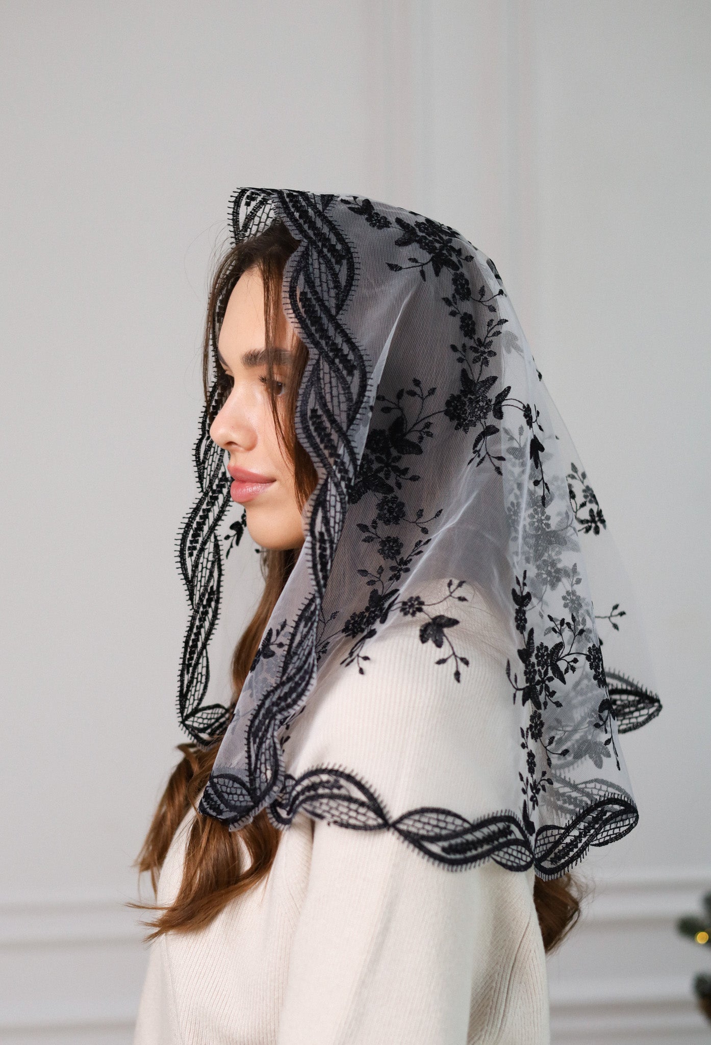 SHORT BLACK LACE VEIL - MariaVeils