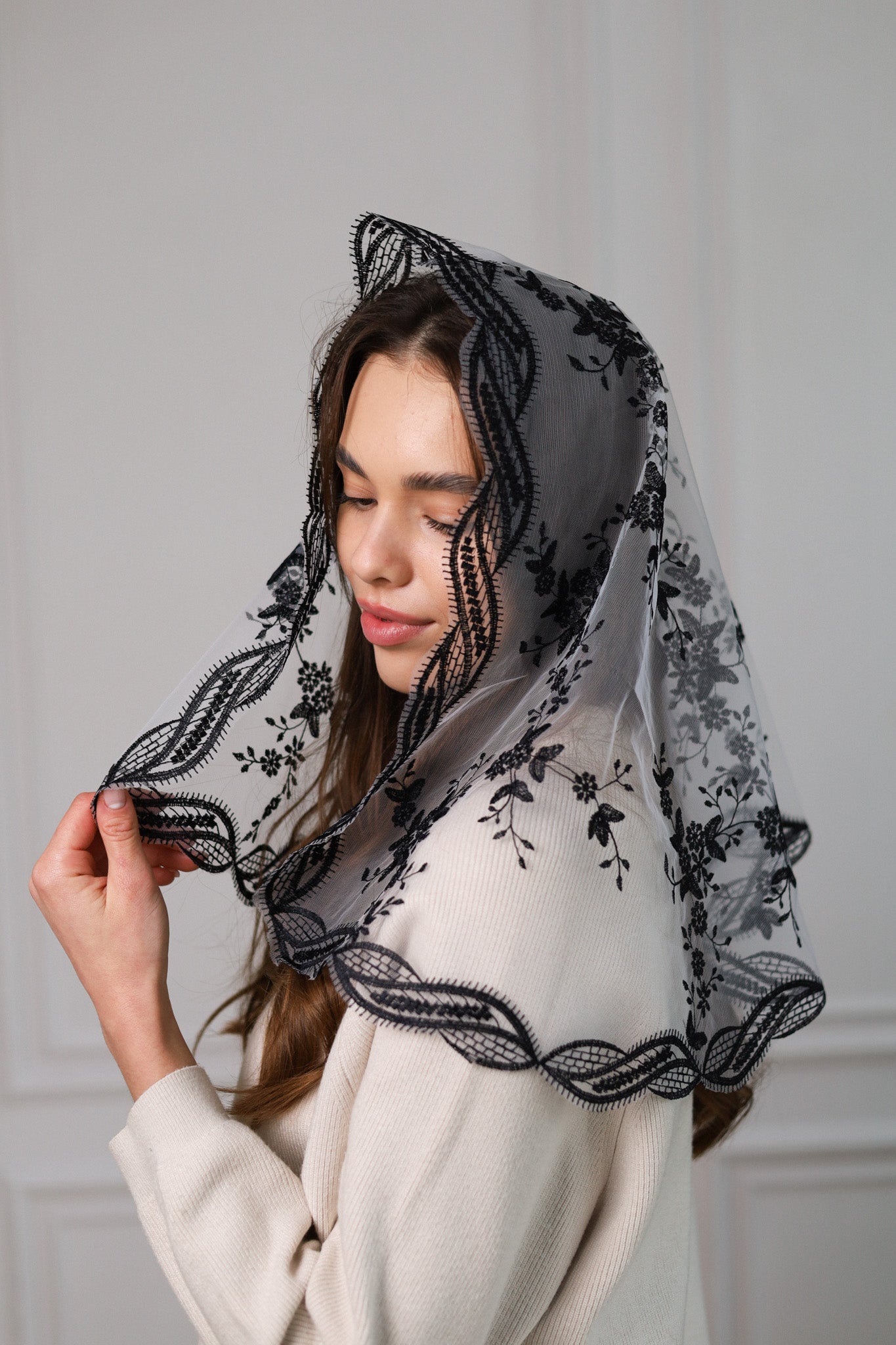 SHORT BLACK LACE VEIL - MariaVeils