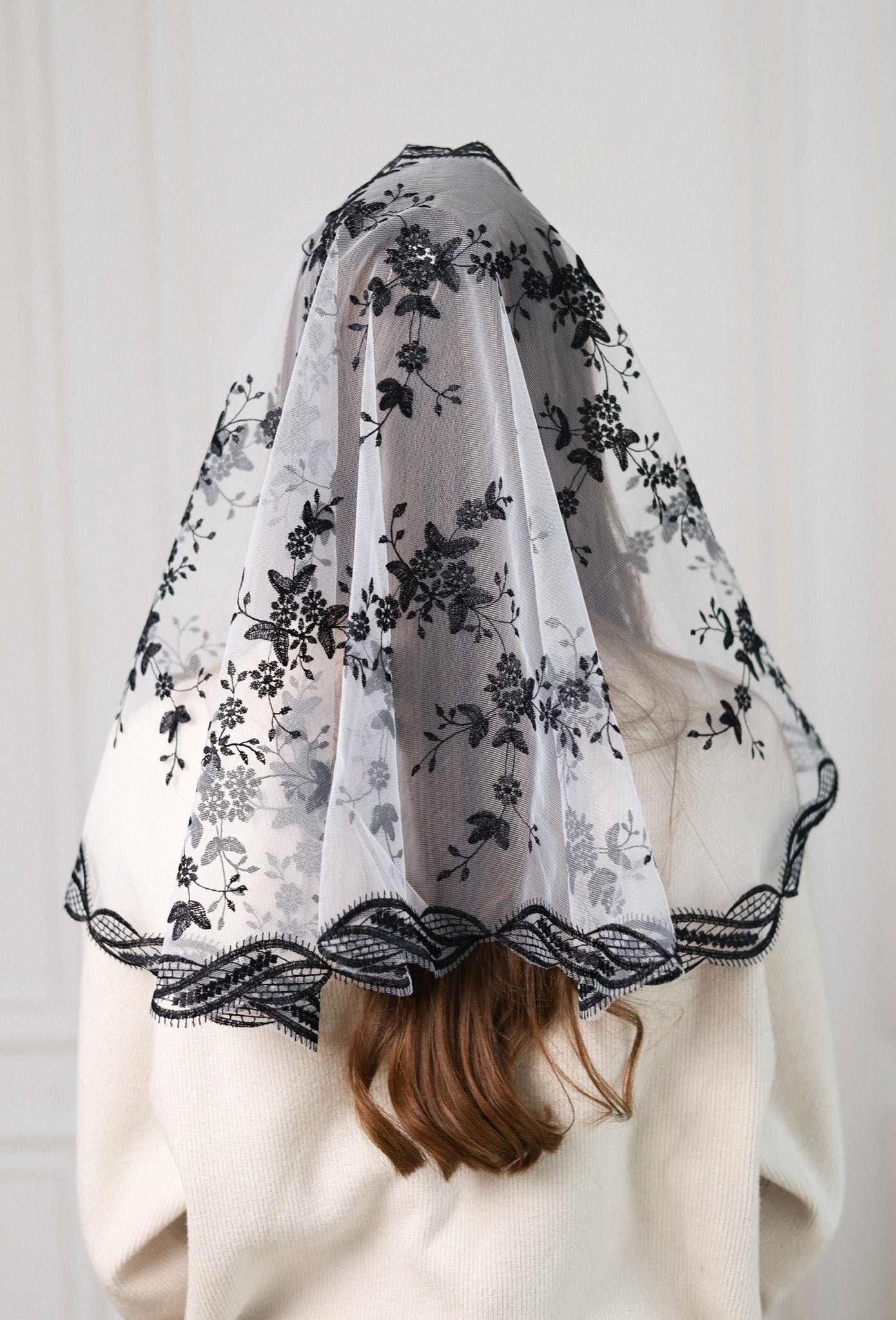 SHORT BLACK LACE VEIL - MariaVeils