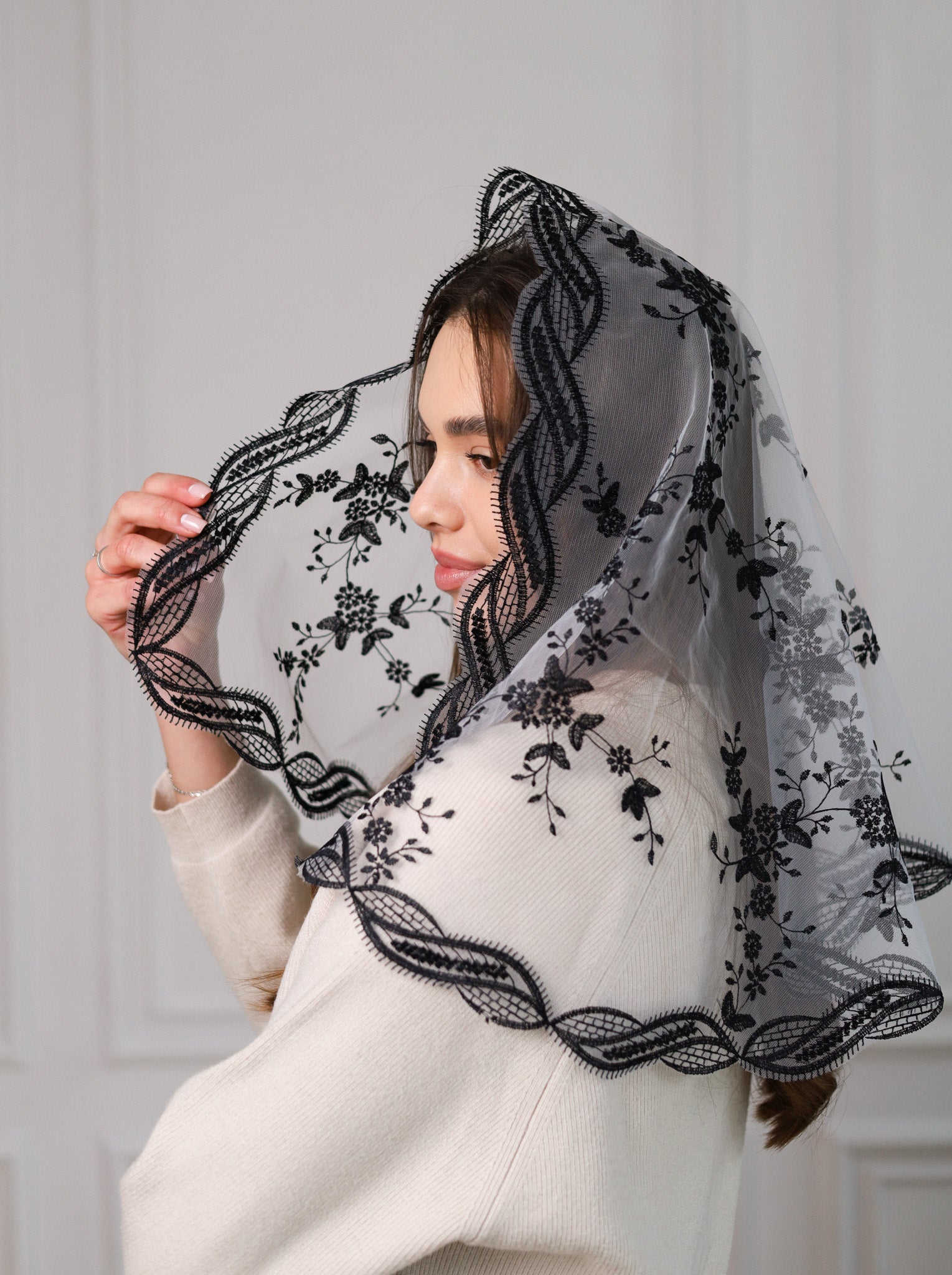SHORT BLACK LACE VEIL - MariaVeils