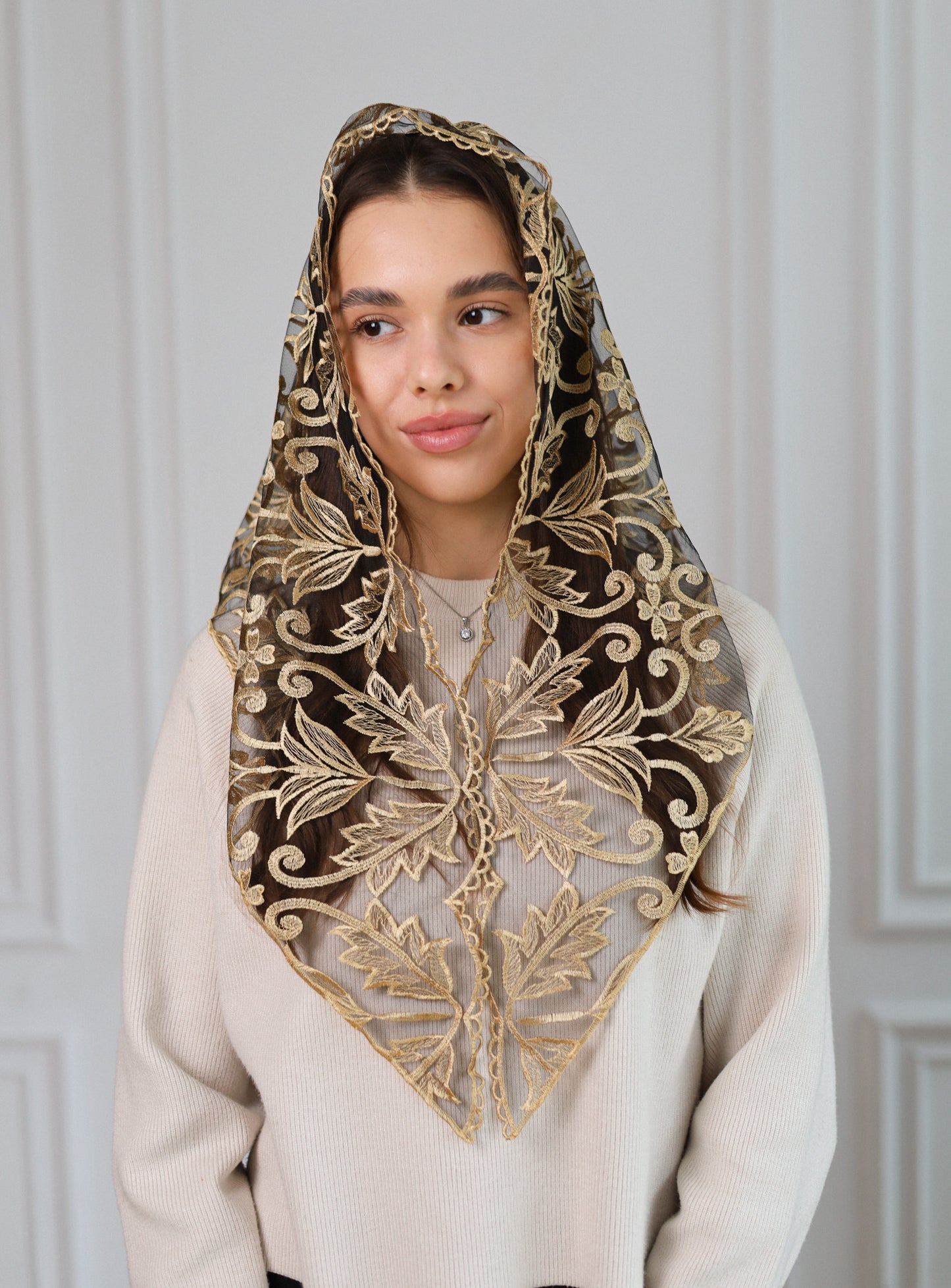 TRIANGLE GOLD LACE VEIL - MariaVeils