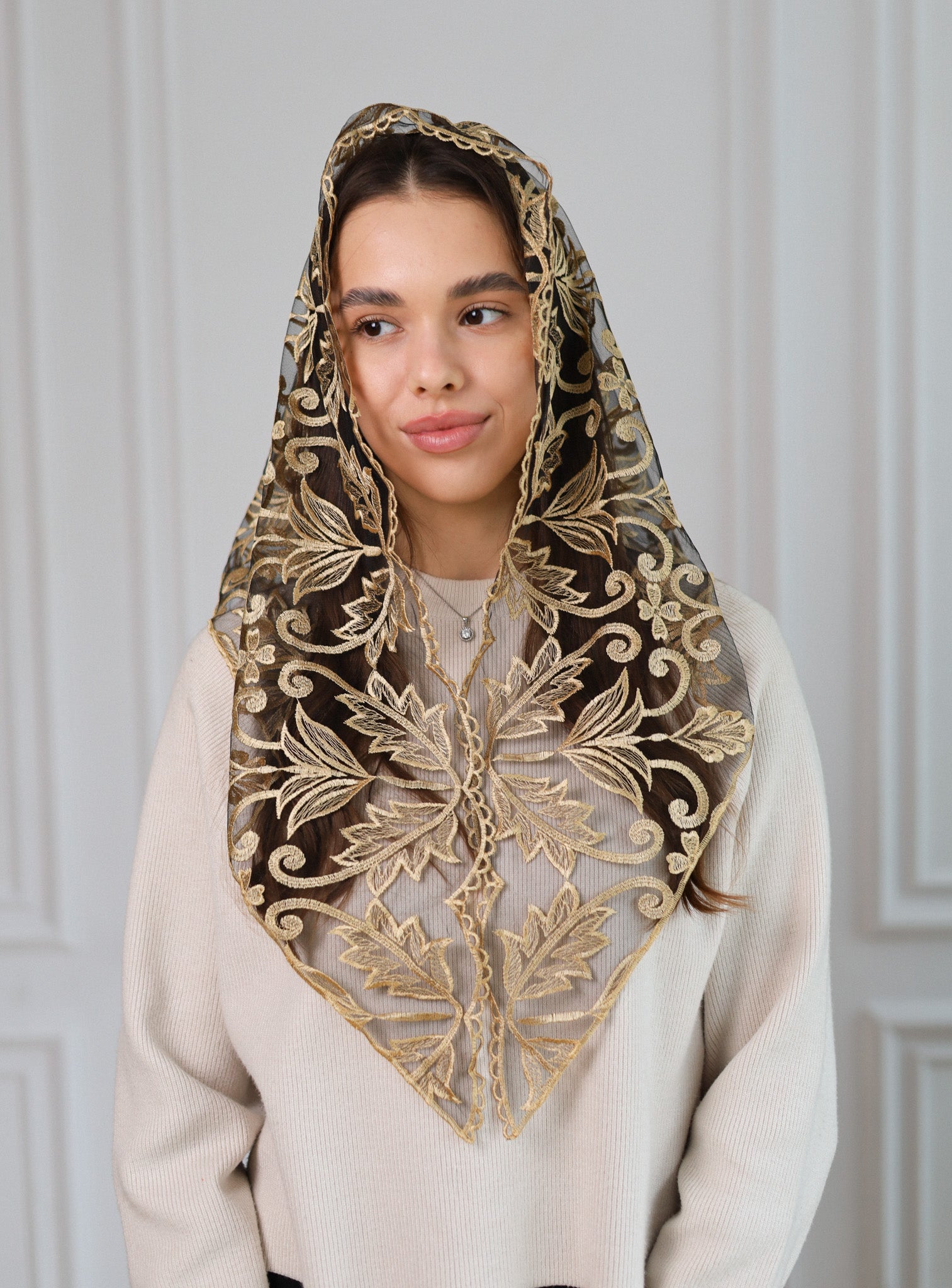 TRIANGLE GOLD LACE VEIL - MariaVeils