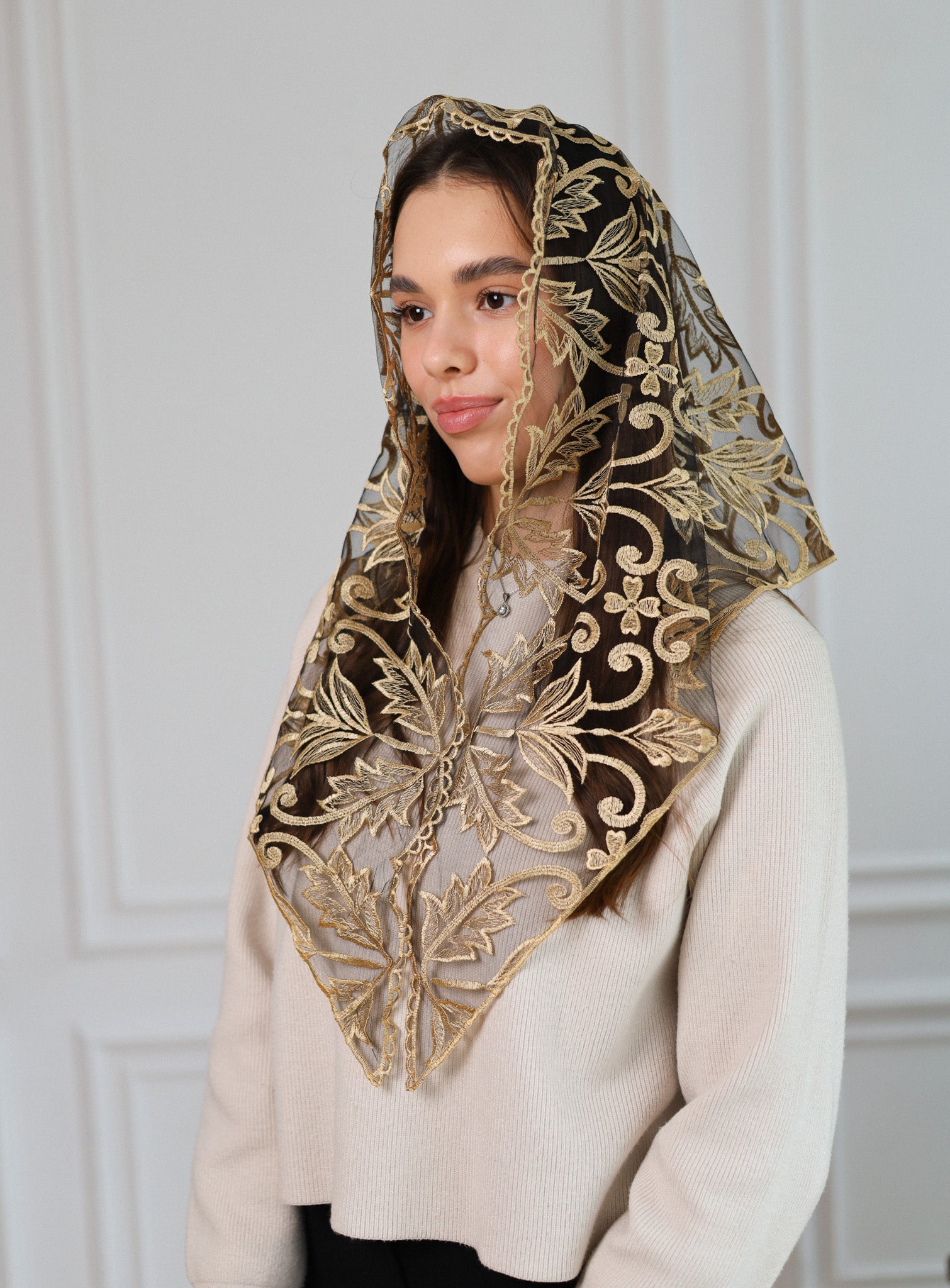 TRIANGLE GOLD LACE VEIL - MariaVeils