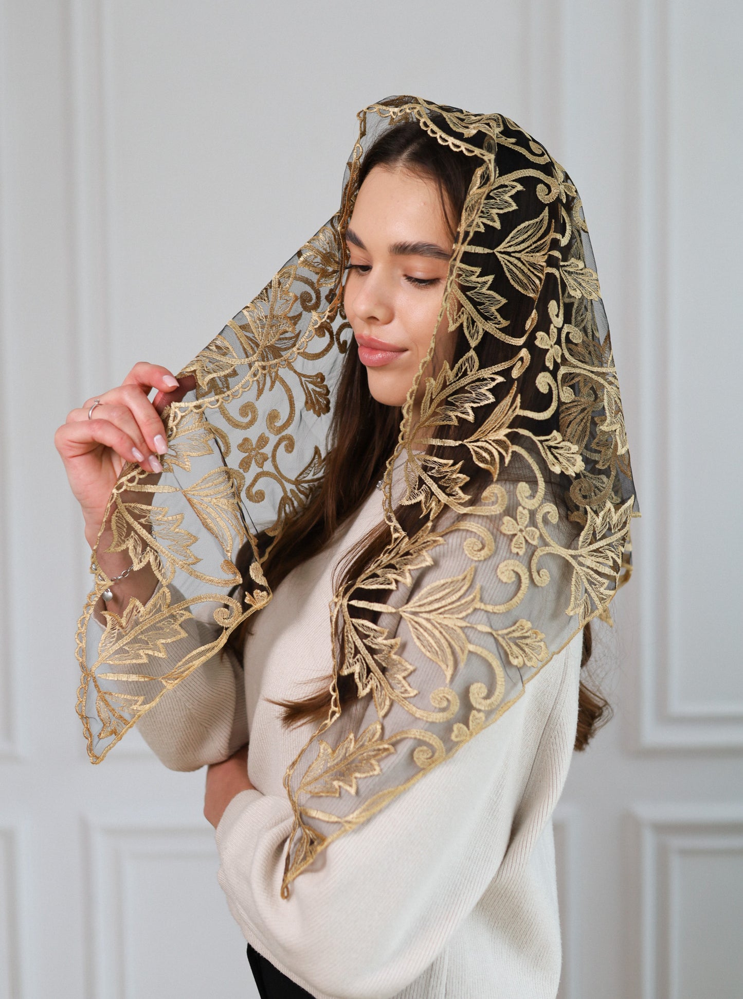 TRIANGLE GOLD LACE VEIL - MariaVeils