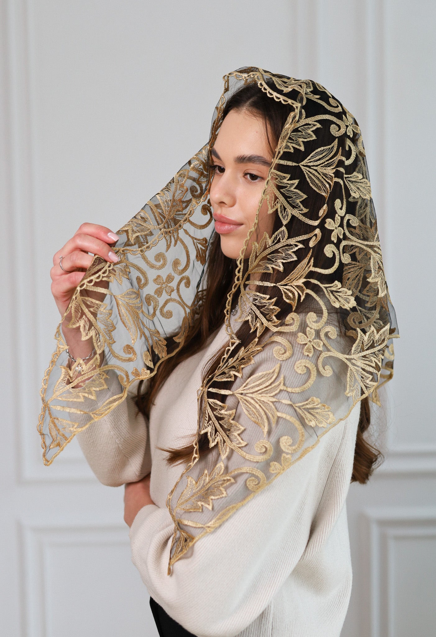 TRIANGLE GOLD LACE VEIL - MariaVeils