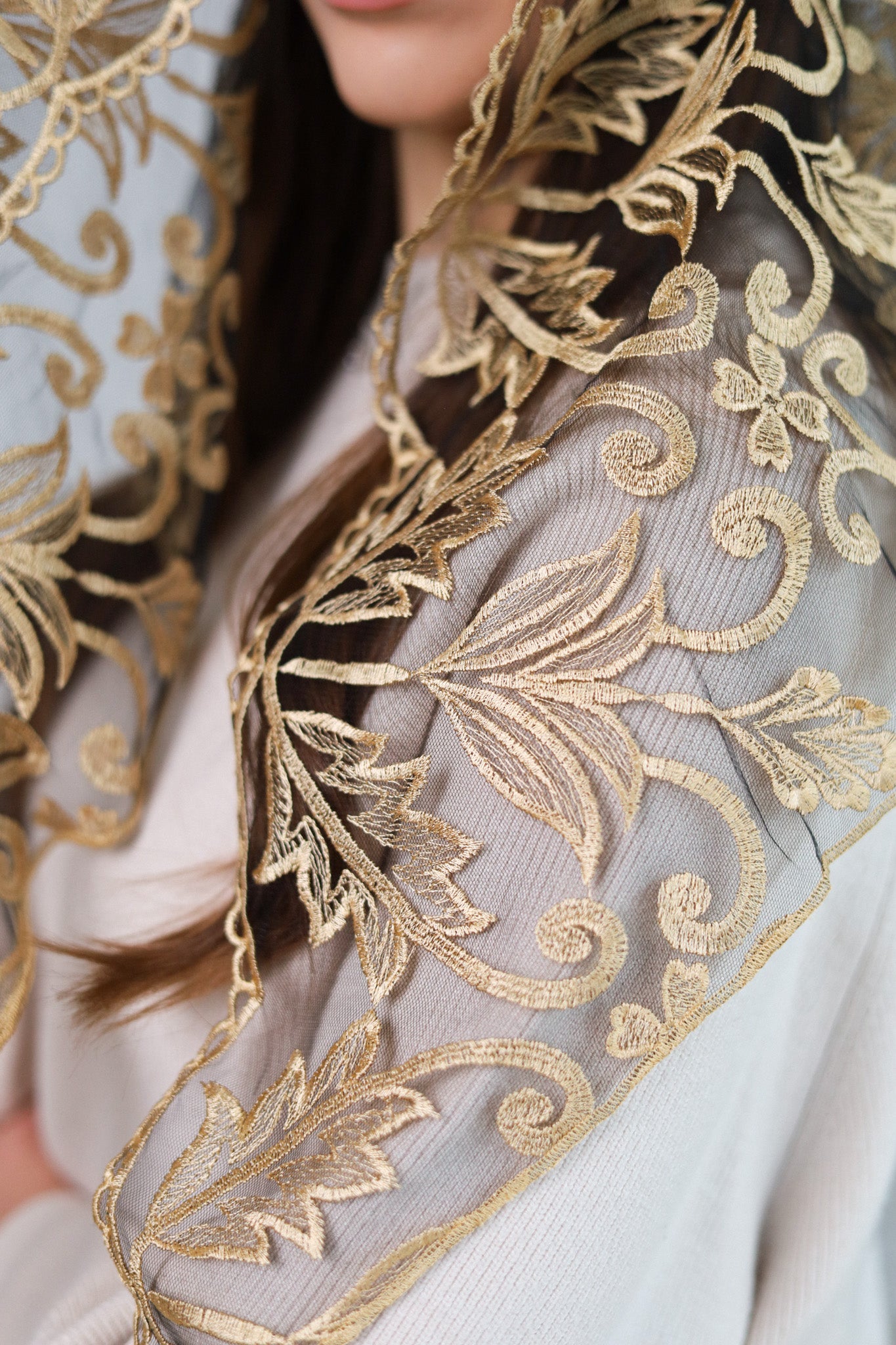 TRIANGLE GOLD LACE VEIL - MariaVeils