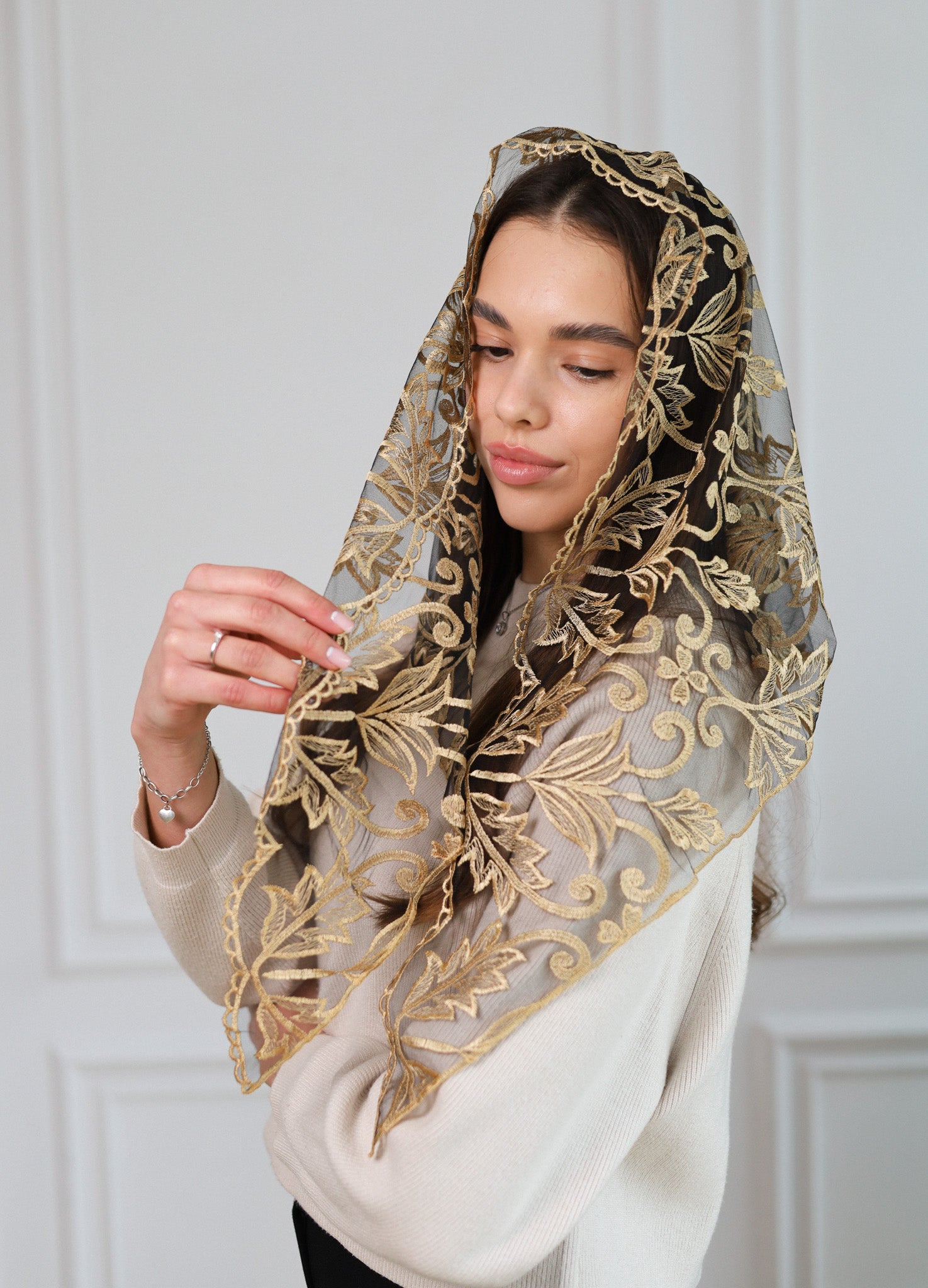 TRIANGLE GOLD LACE VEIL - MariaVeils
