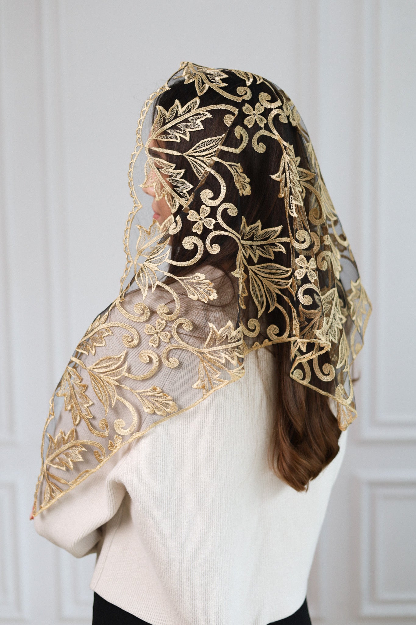TRIANGLE GOLD LACE VEIL - MariaVeils
