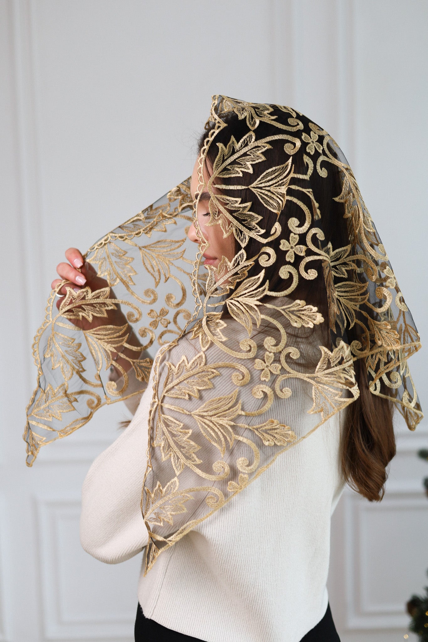 TRIANGLE GOLD LACE VEIL - MariaVeils