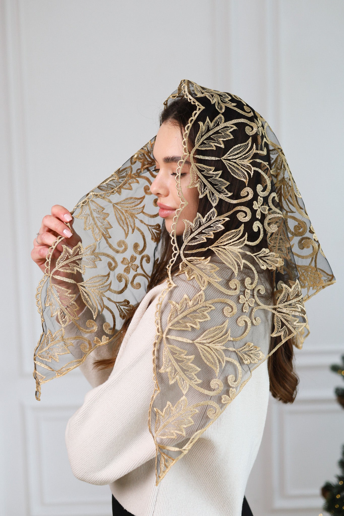 TRIANGLE GOLD LACE VEIL - MariaVeils