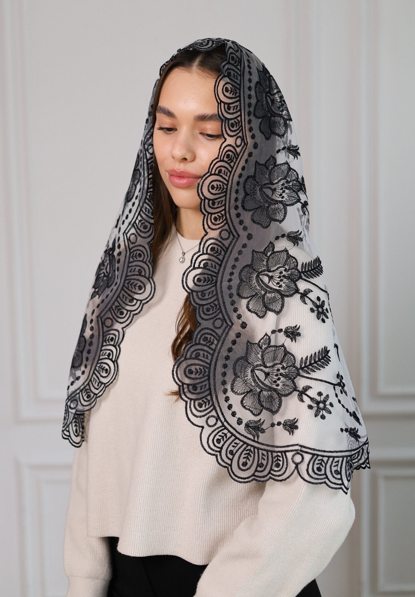 NEW BLACK & WHITE MANTILLA - MariaVeils