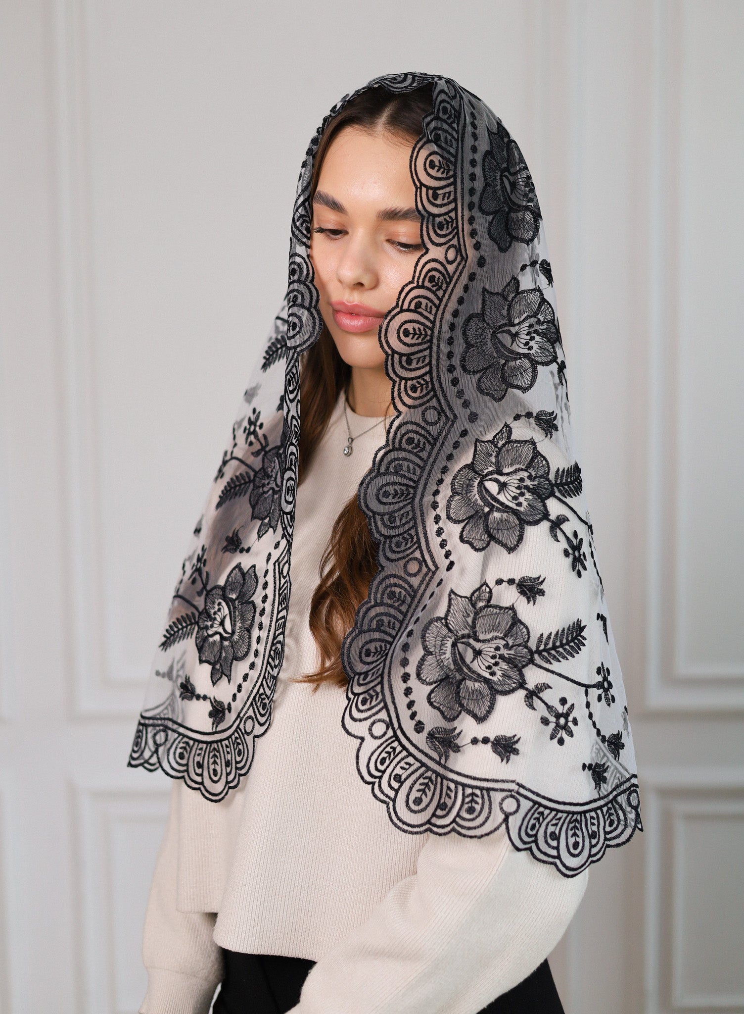 NEW BLACK & WHITE MANTILLA - MariaVeils