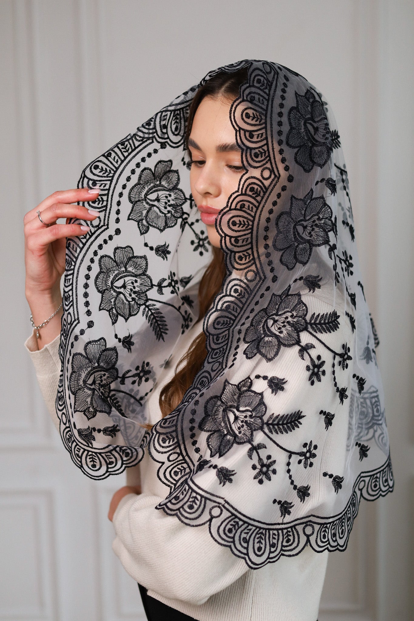 NEW BLACK & WHITE MANTILLA - MariaVeils