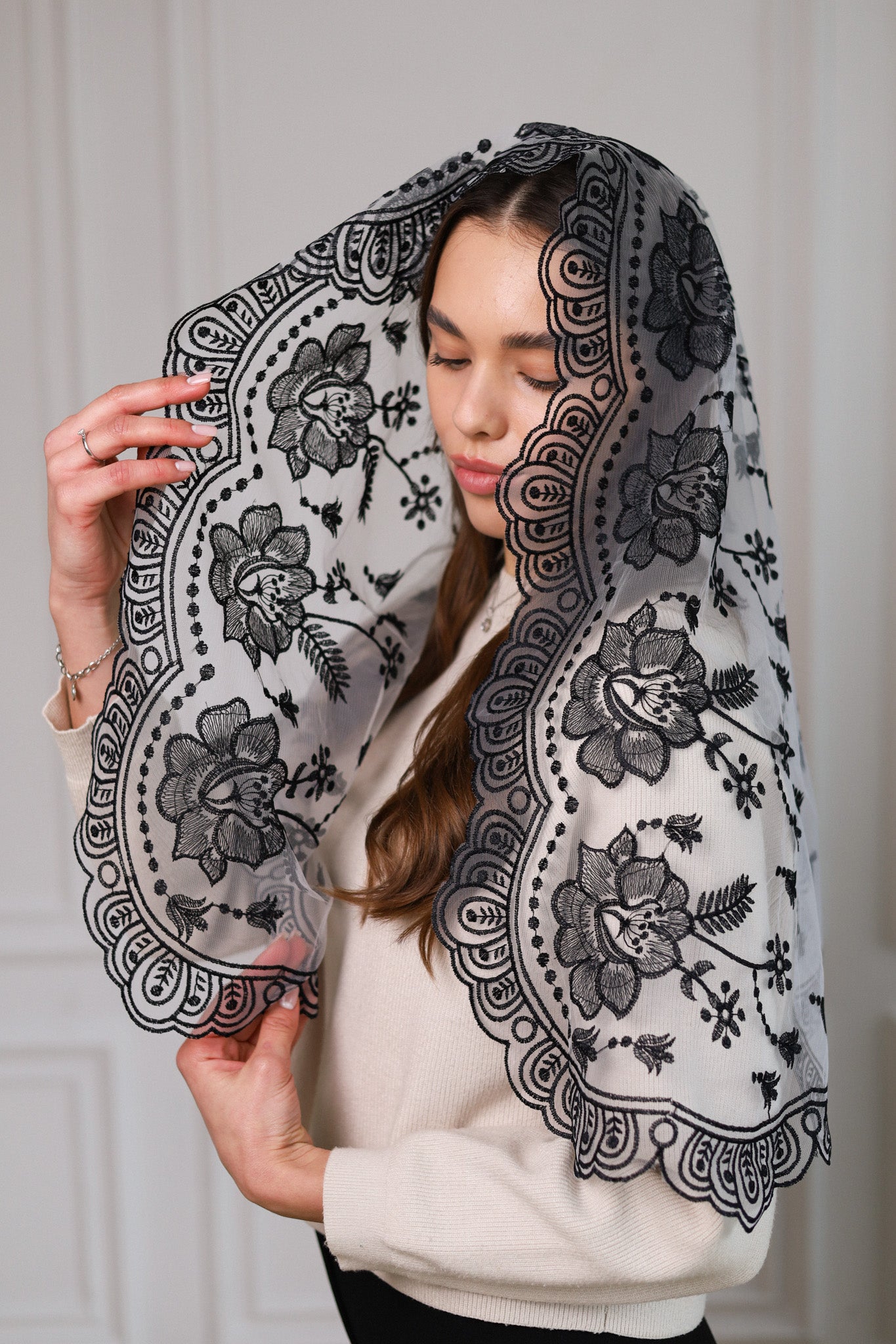 NEW BLACK & WHITE MANTILLA - MariaVeils