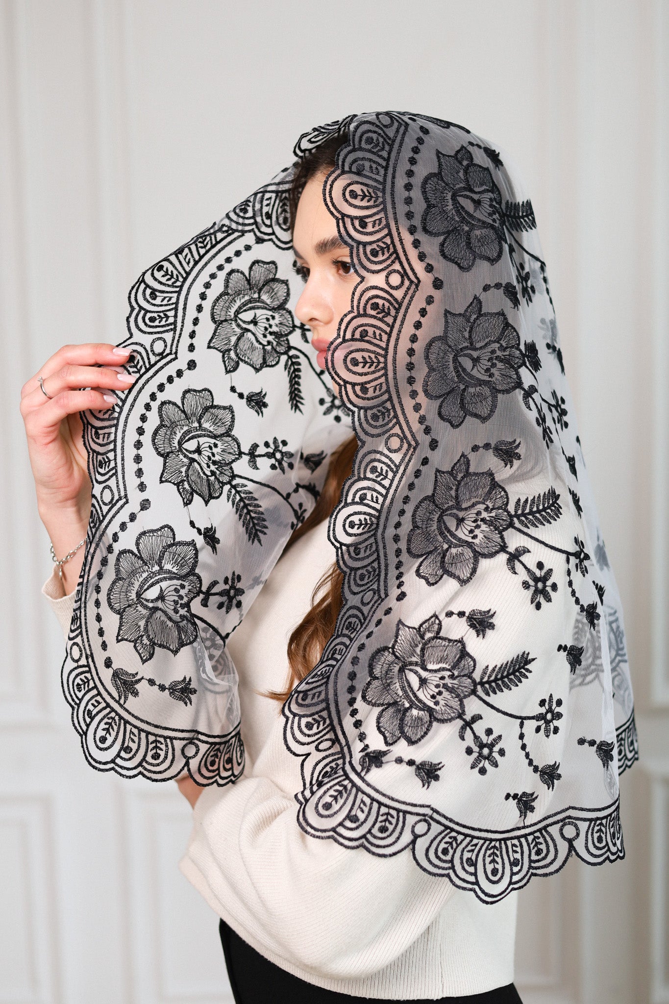 NEW BLACK & WHITE MANTILLA - MariaVeils