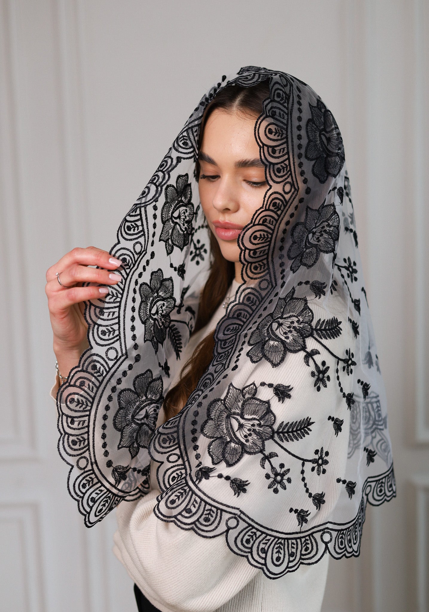 NEW BLACK & WHITE MANTILLA - MariaVeils