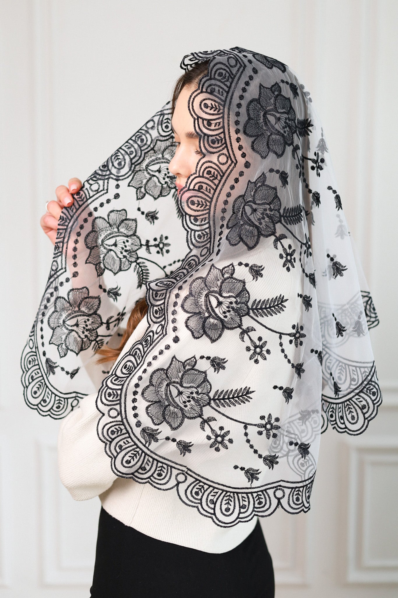 NEW BLACK & WHITE MANTILLA - MariaVeils