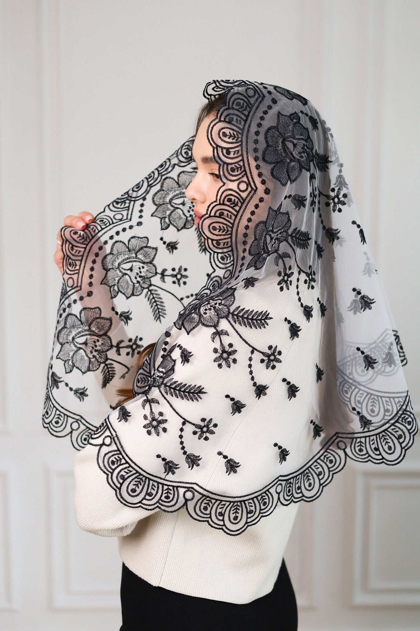 NEW BLACK & WHITE MANTILLA - MariaVeils