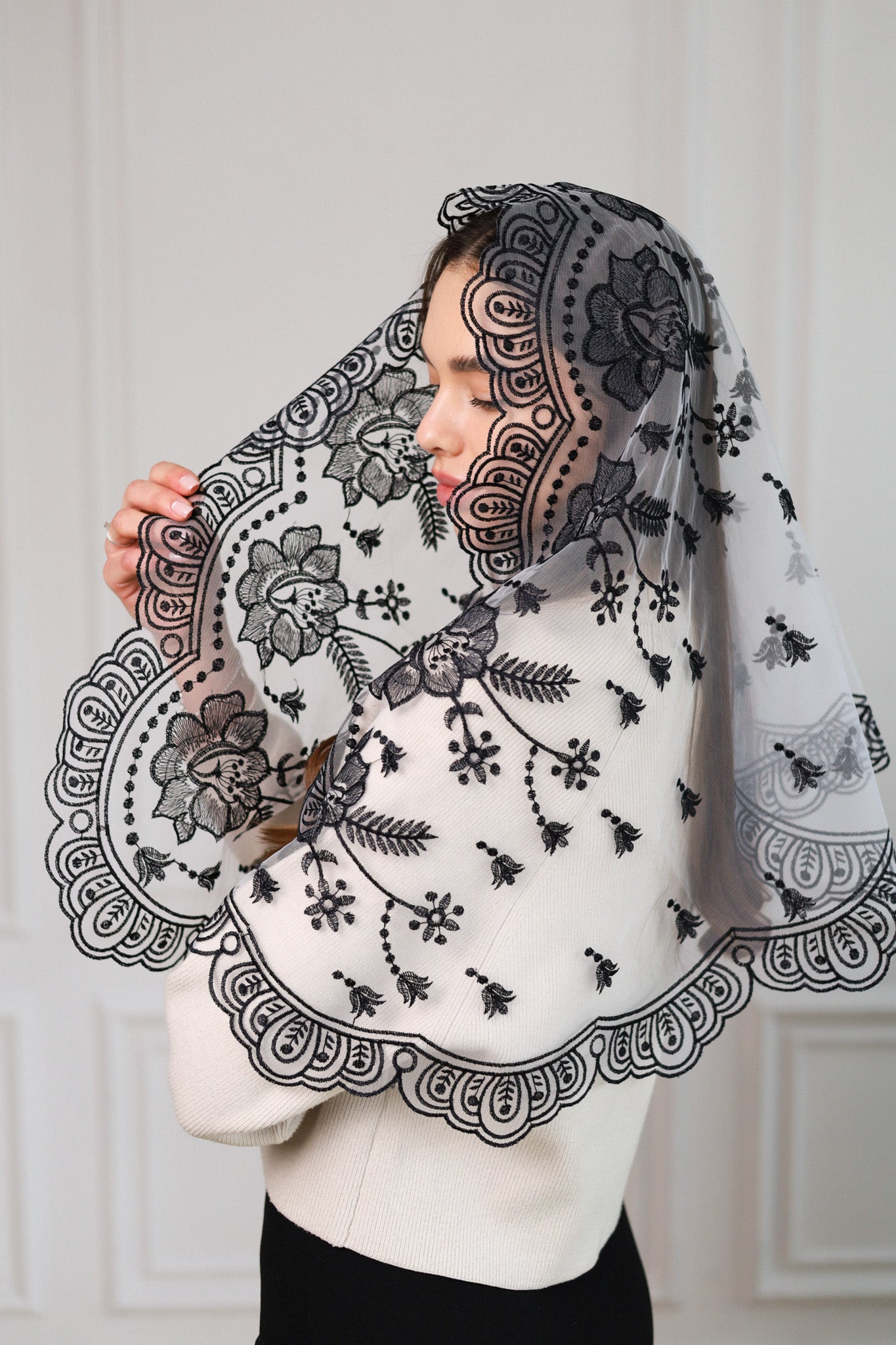 NEW BLACK & WHITE MANTILLA - MariaVeils