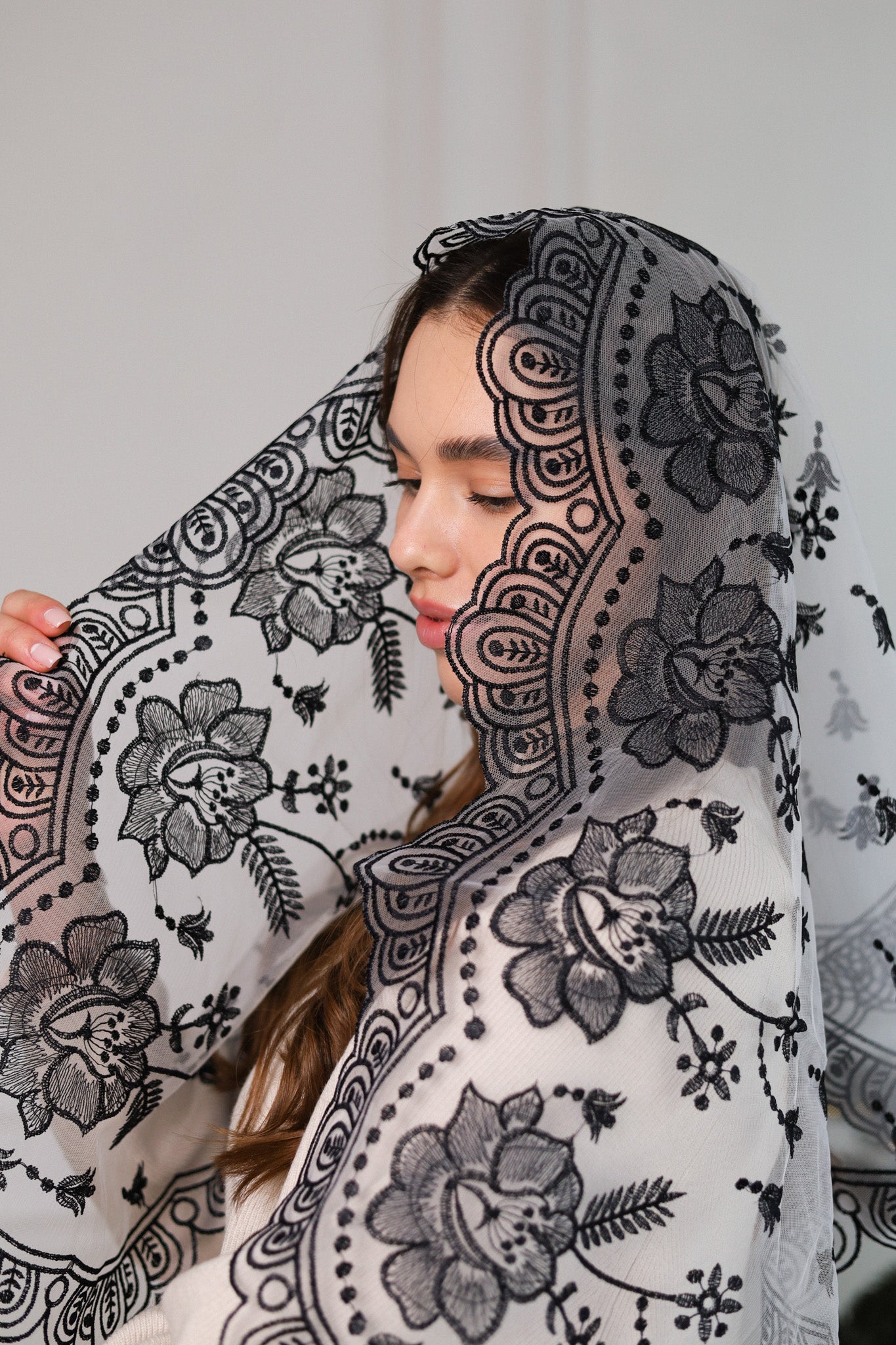 NEW BLACK & WHITE MANTILLA - MariaVeils
