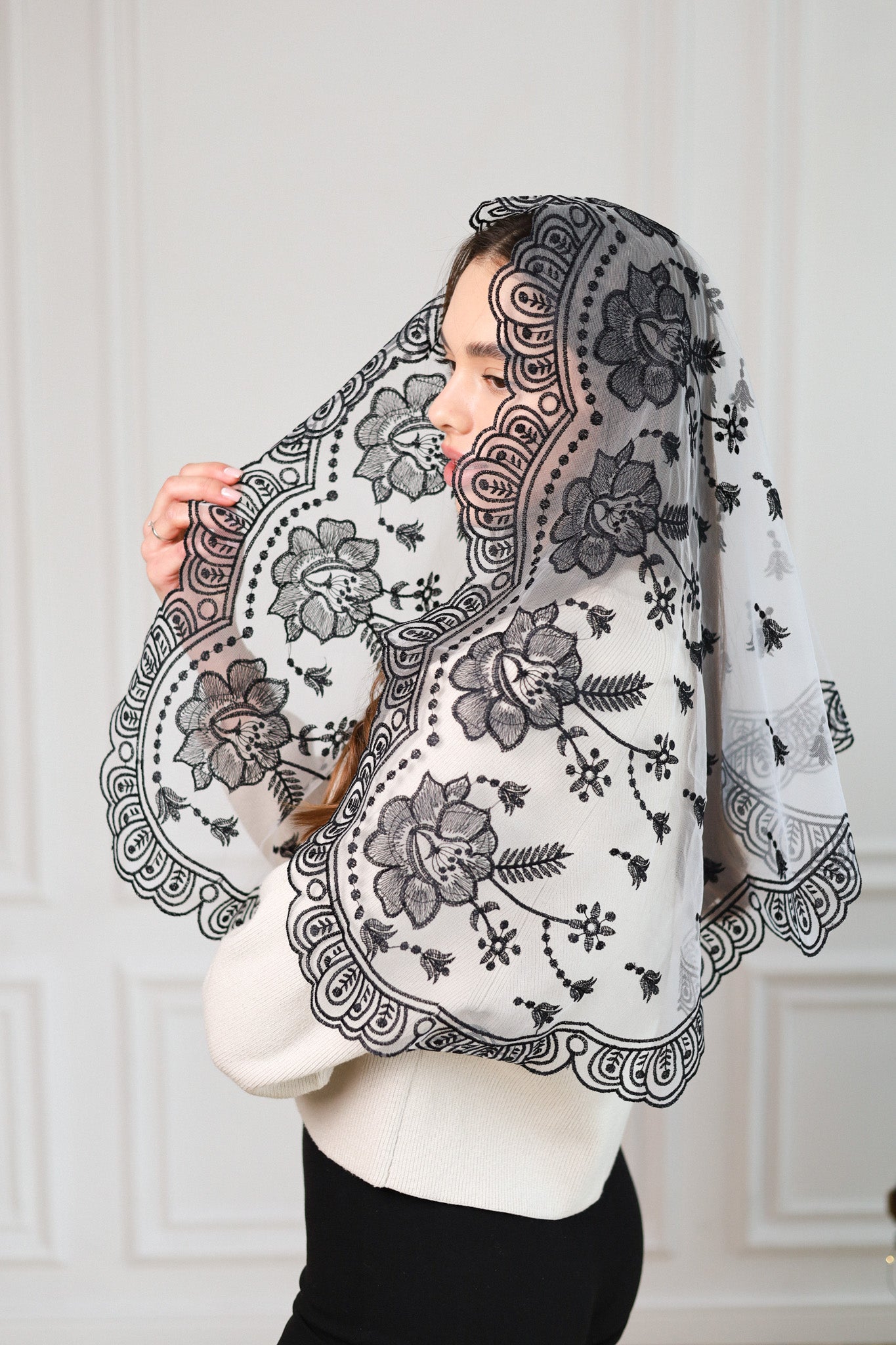 NEW BLACK & WHITE MANTILLA - MariaVeils