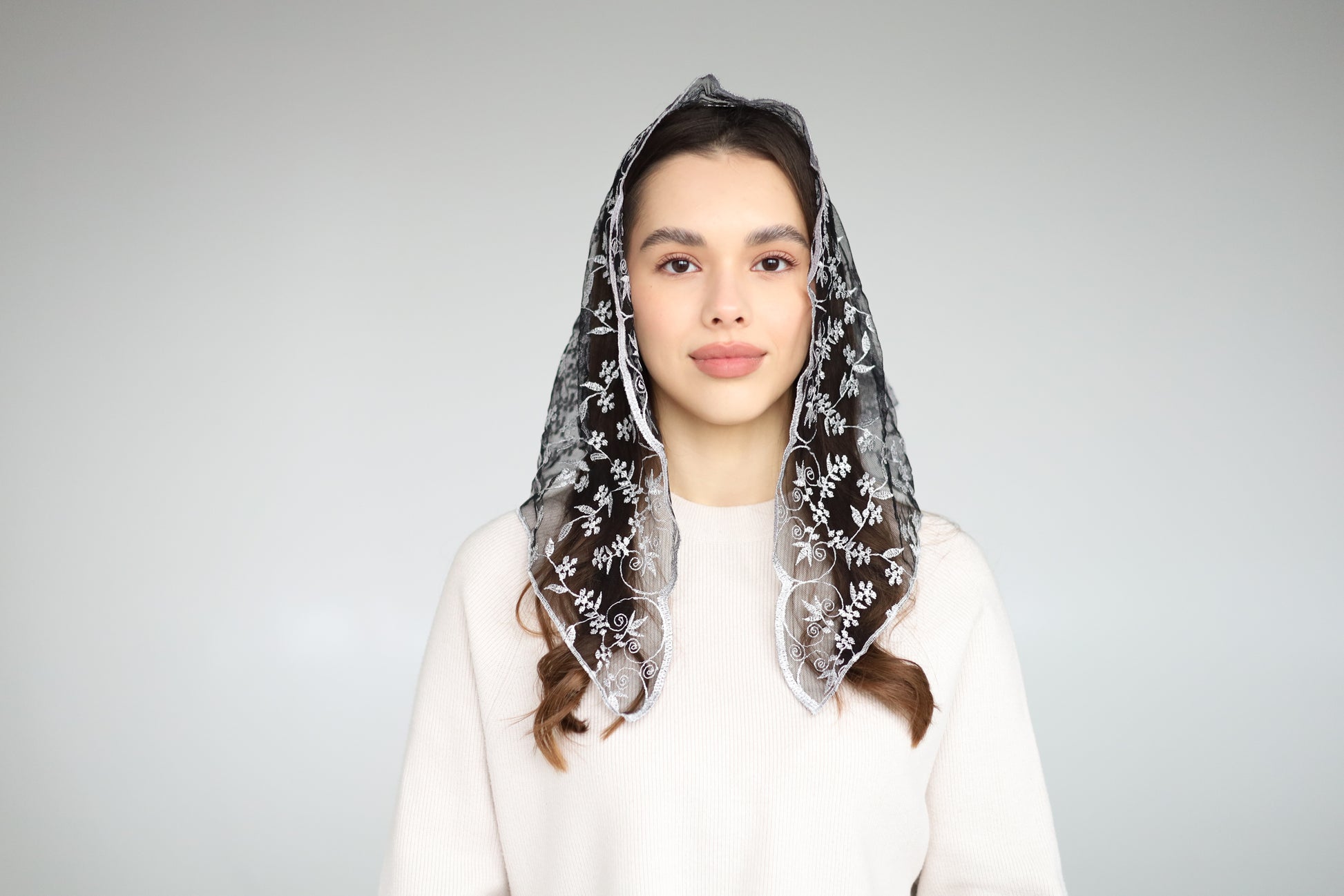 SHORT GREY MANTILLA - MariaVeils