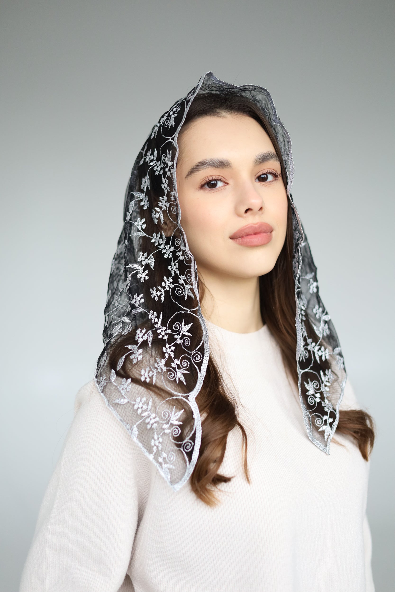 SHORT GREY MANTILLA - MariaVeils