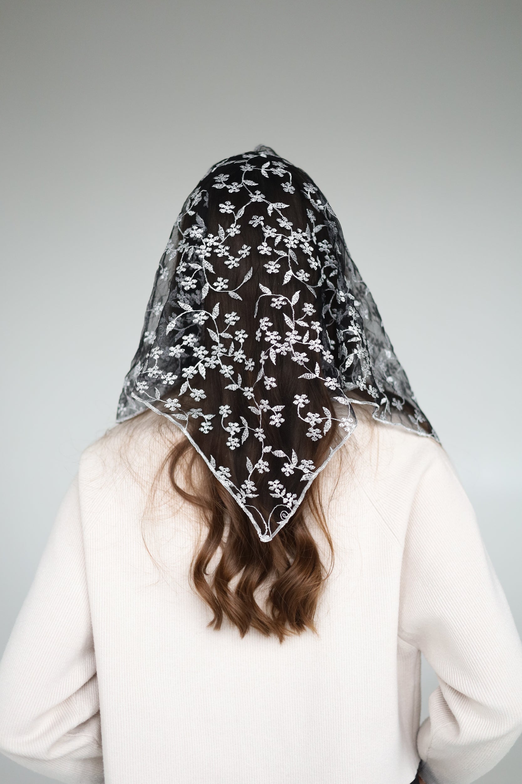 SHORT GREY MANTILLA - MariaVeils