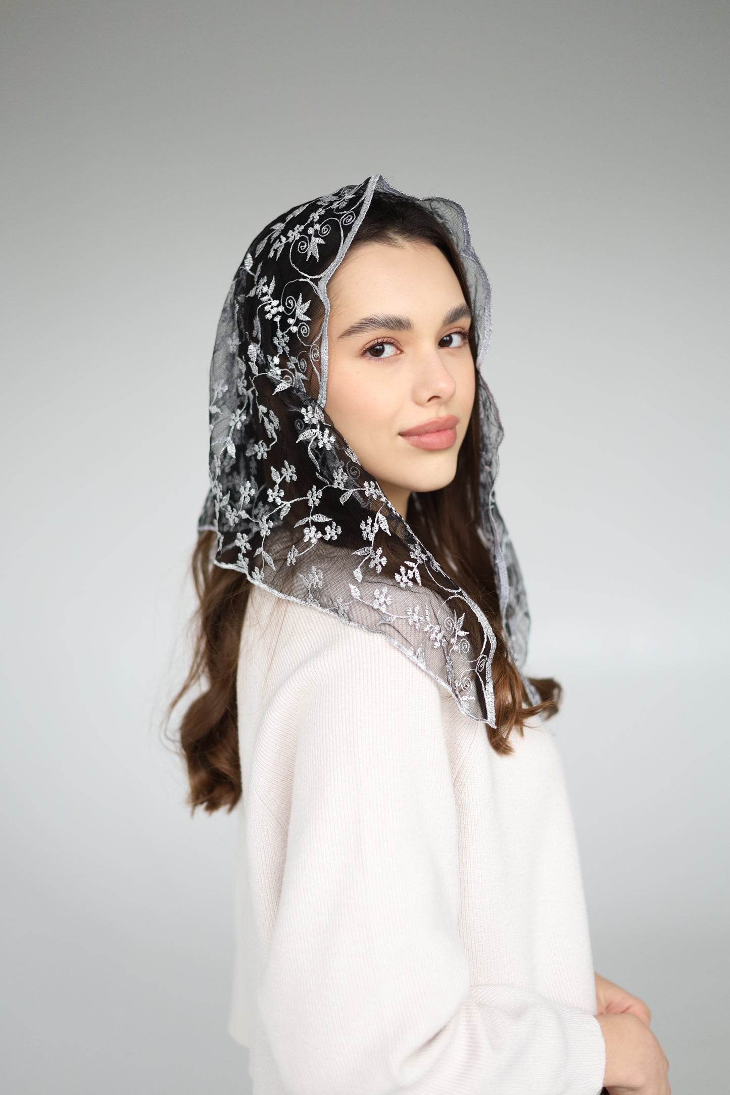 SHORT GREY MANTILLA - MariaVeils