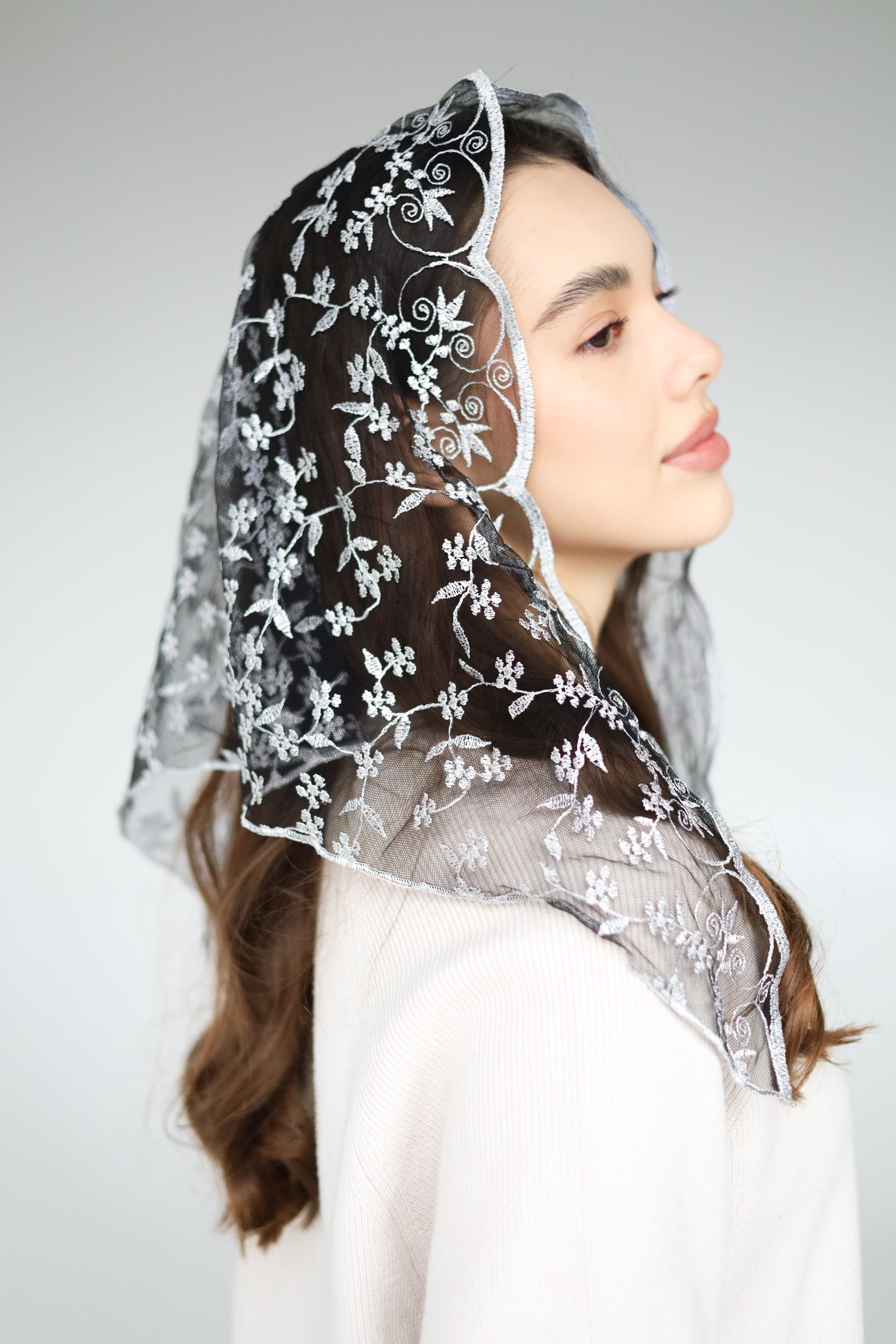 SHORT GREY MANTILLA - MariaVeils