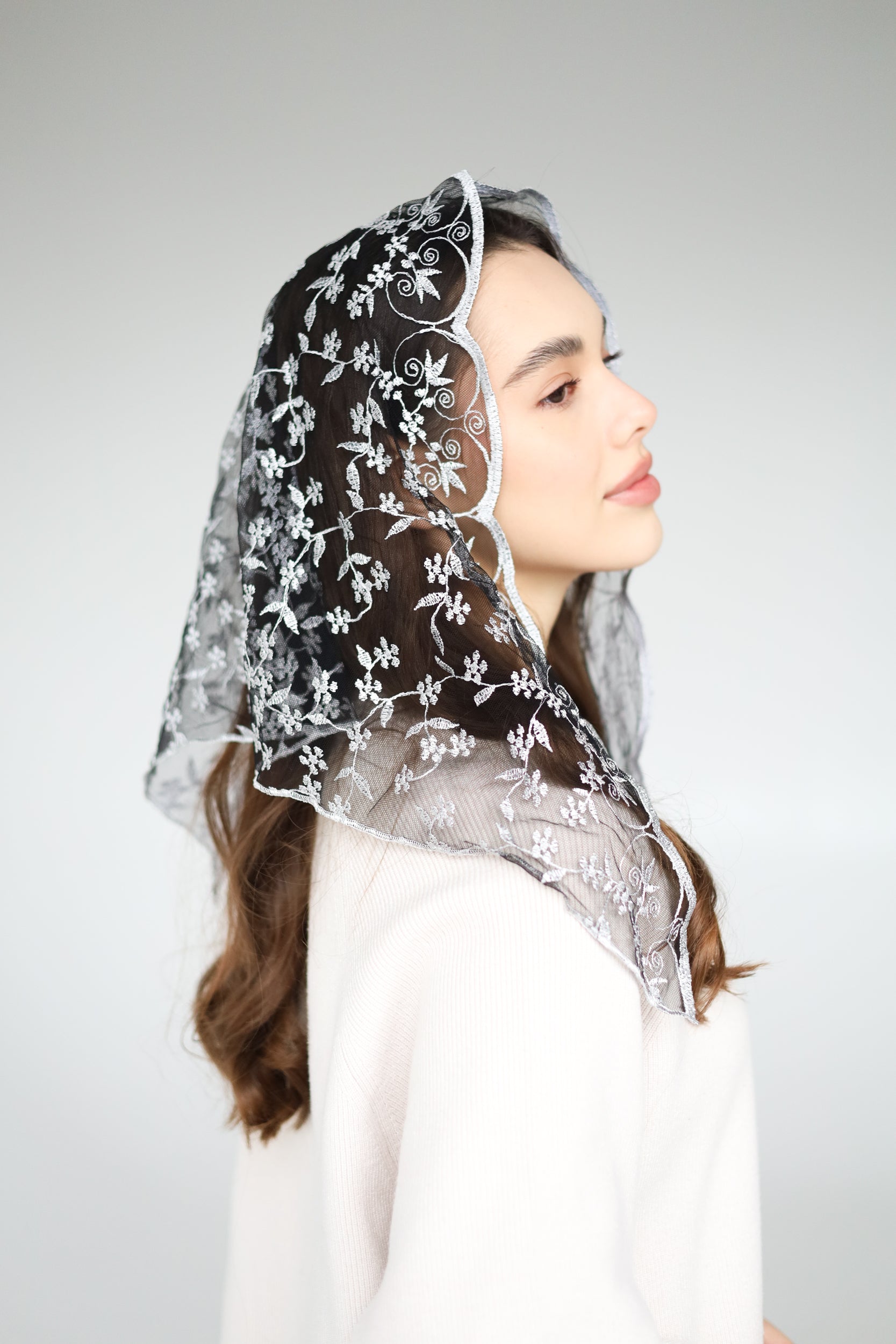 SHORT GREY MANTILLA - MariaVeils