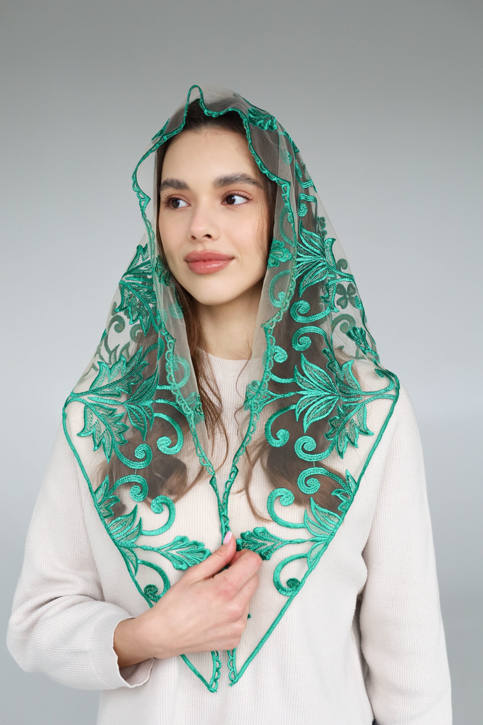 LONG TRIANGLE GREEN VEIL - MariaVeils