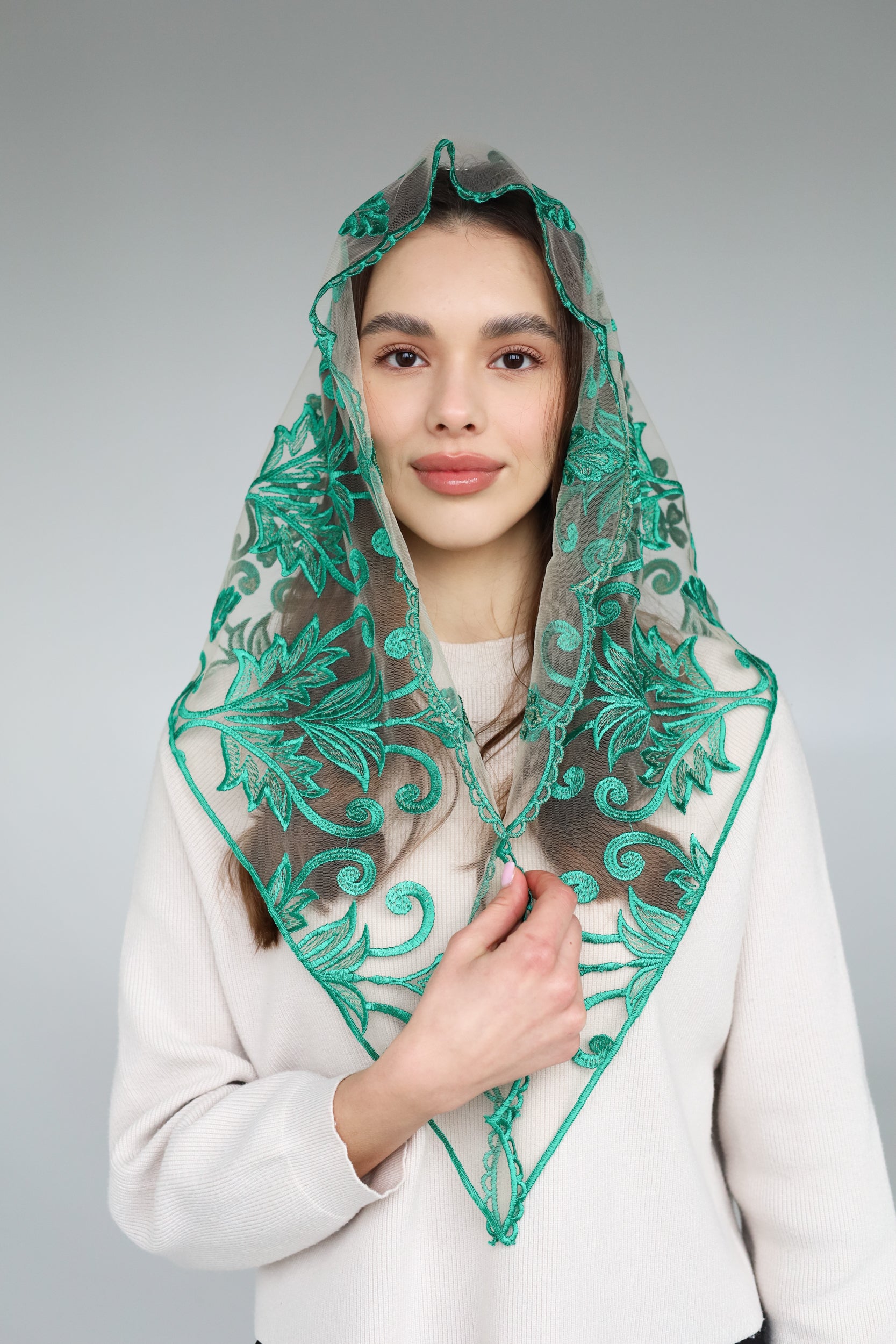 LONG TRIANGLE GREEN VEIL - MariaVeils