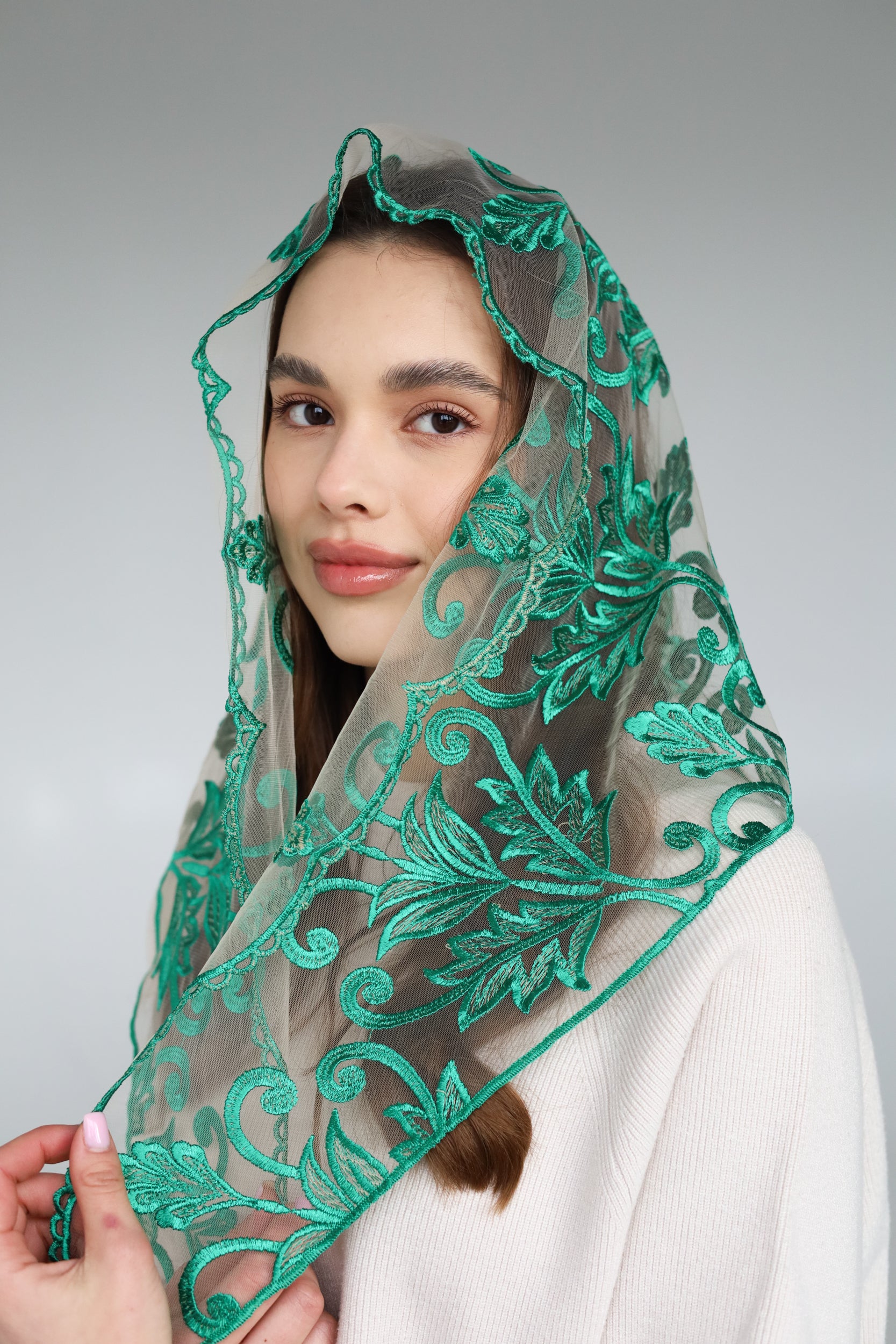 LONG TRIANGLE GREEN VEIL - MariaVeils