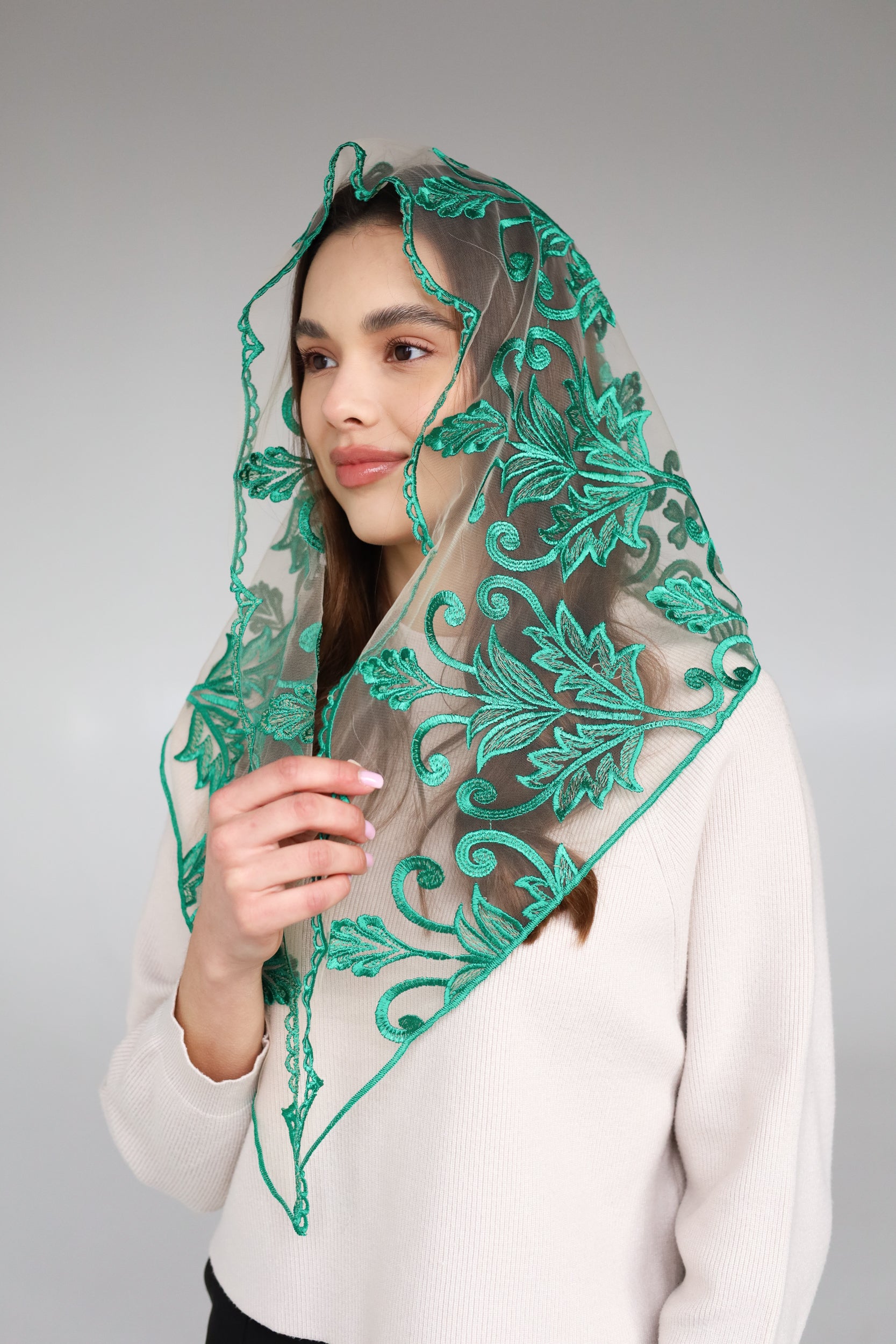 LONG TRIANGLE GREEN VEIL - MariaVeils