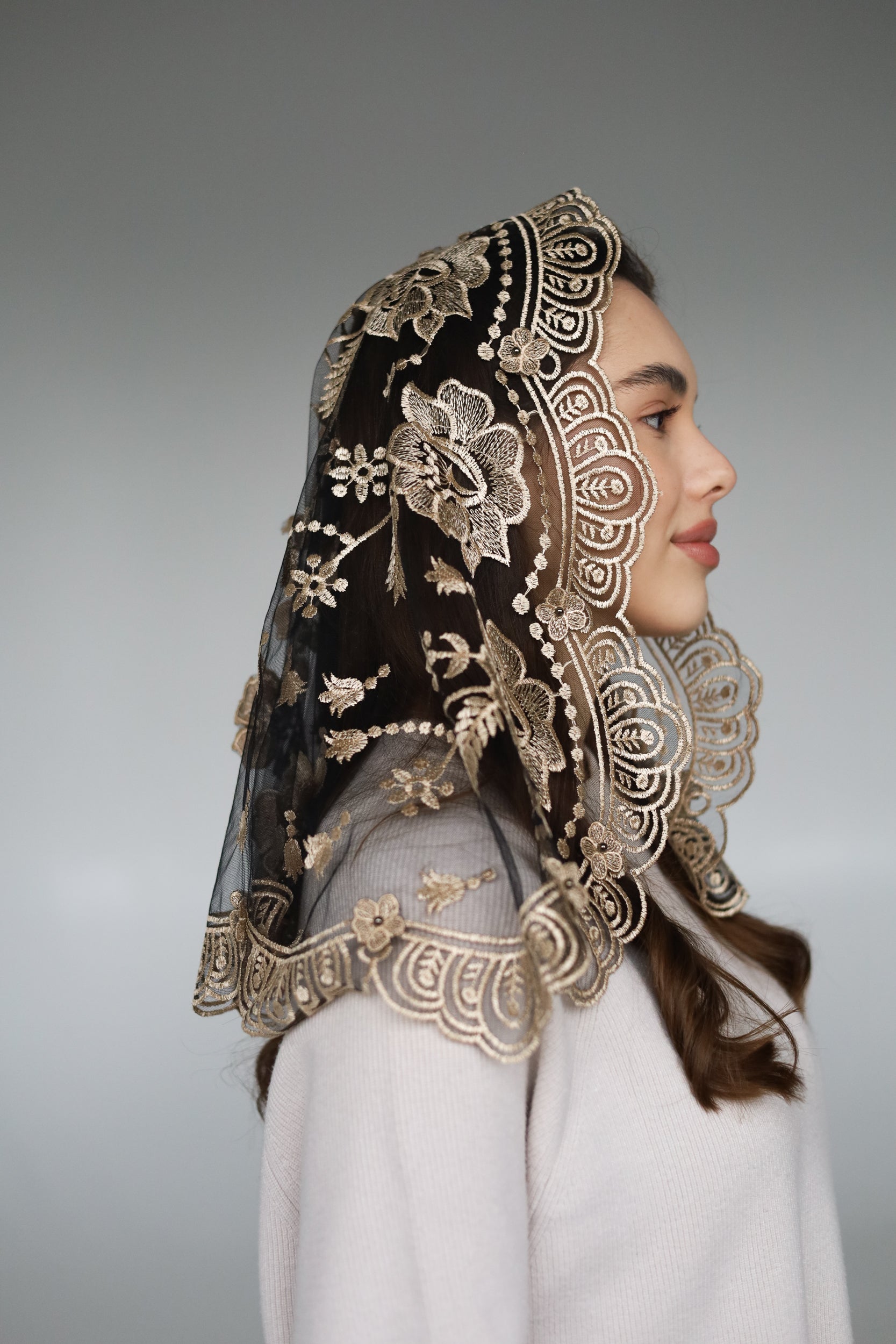 SHORT 3D VEIL WITH FLOWERS - MariaVeils