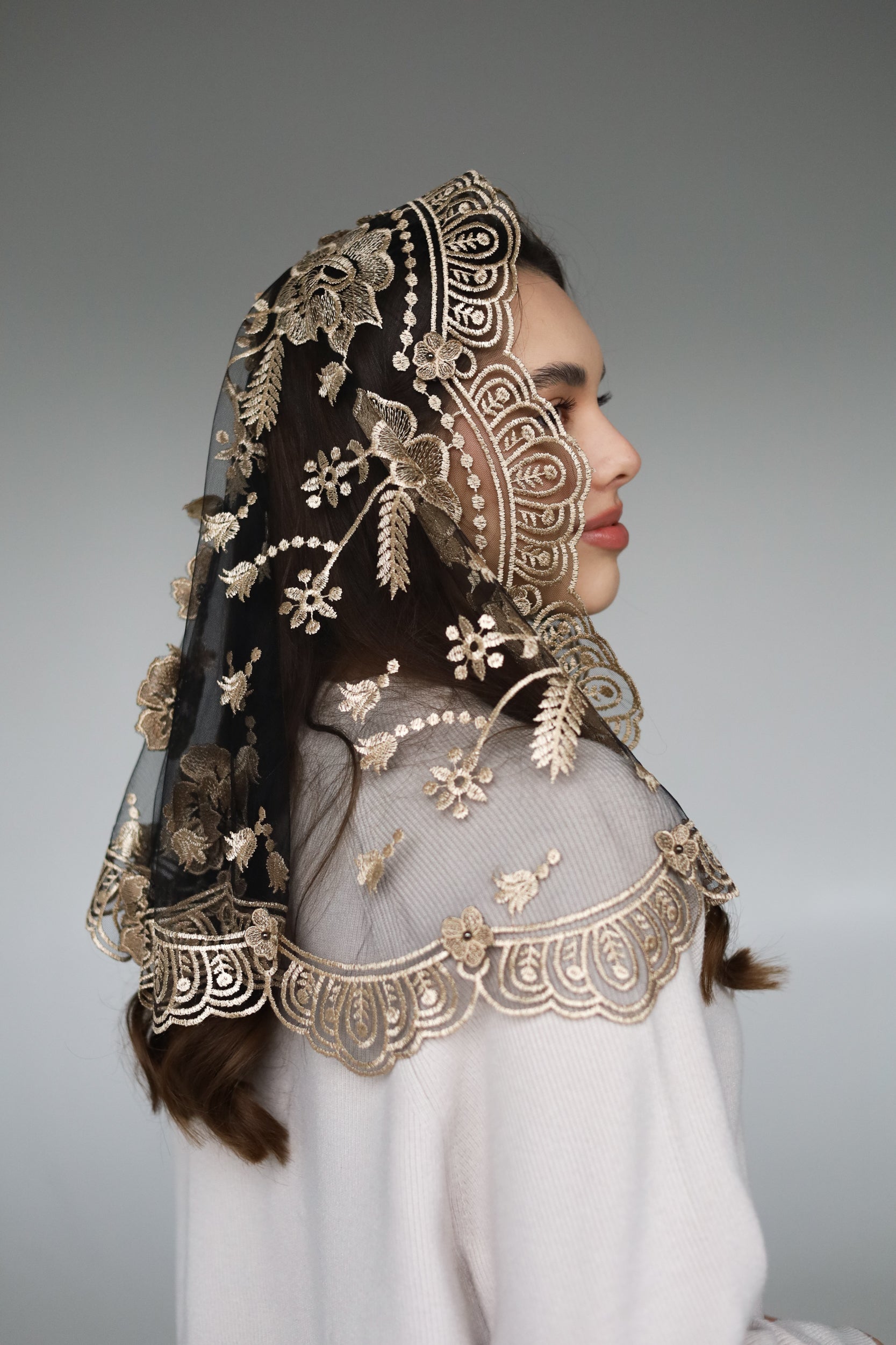 SHORT 3D VEIL WITH FLOWERS - MariaVeils