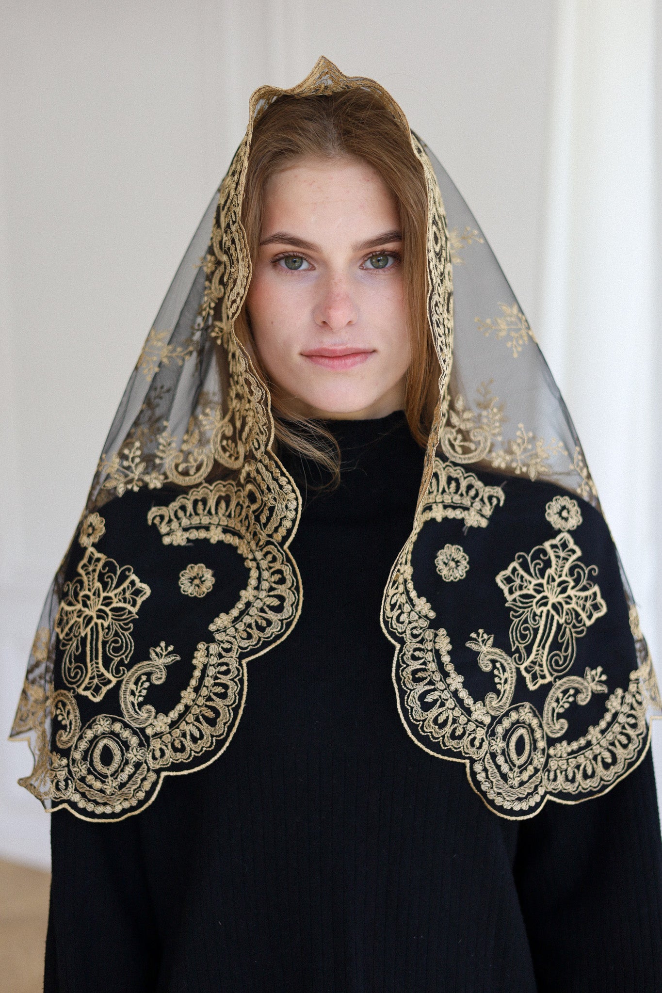 SHORT GOLD LACE VEIL
