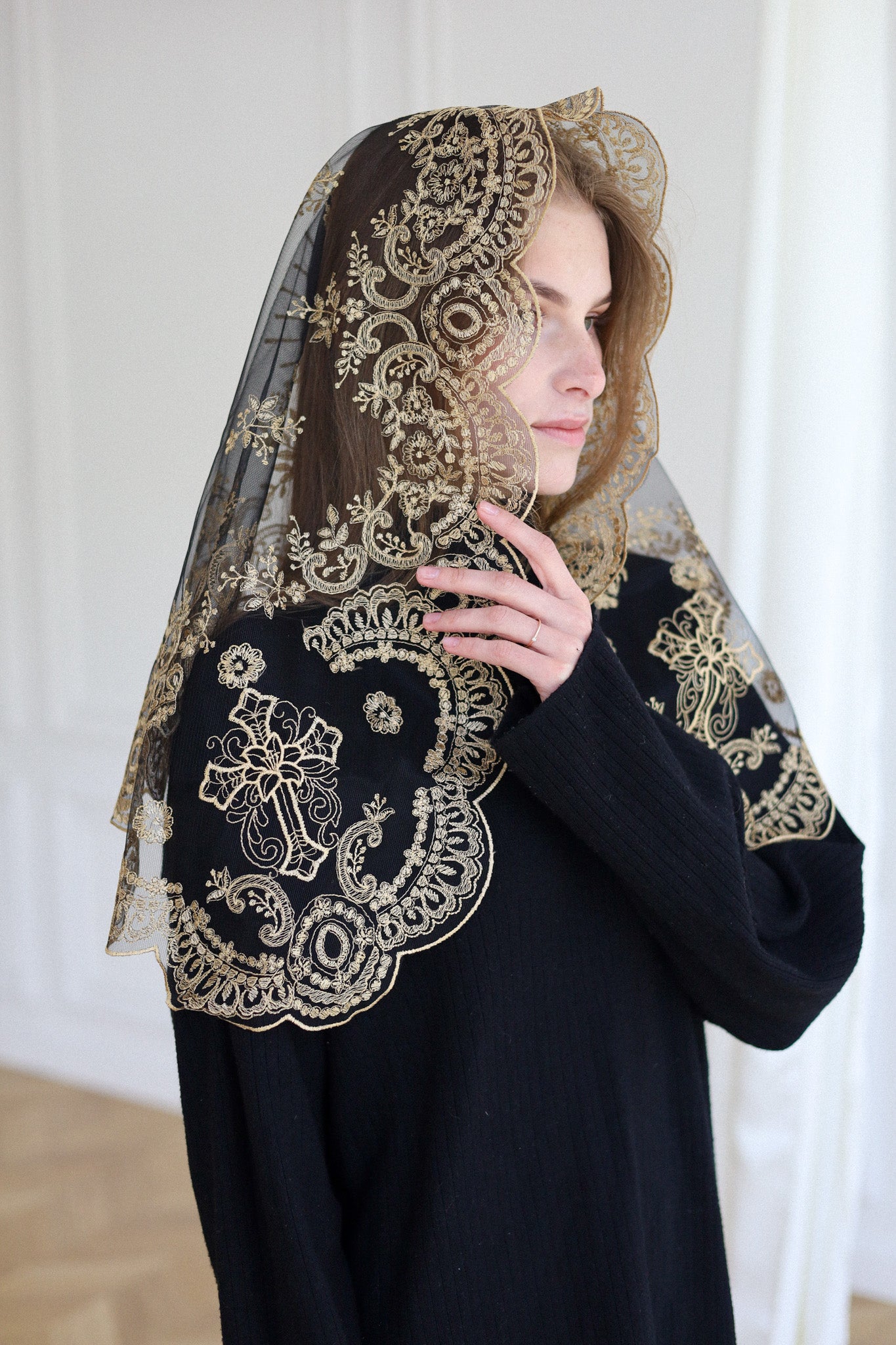 SHORT GOLD LACE VEIL