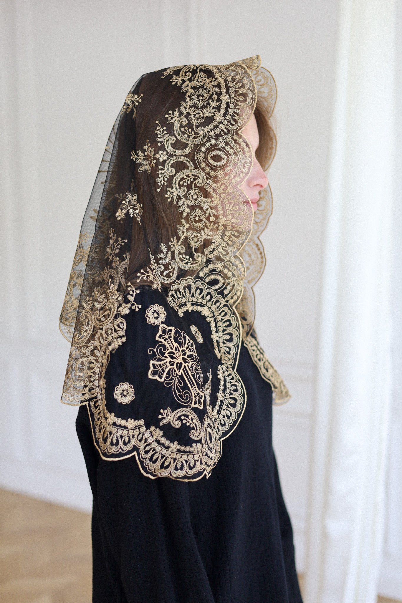 SHORT GOLD LACE VEIL