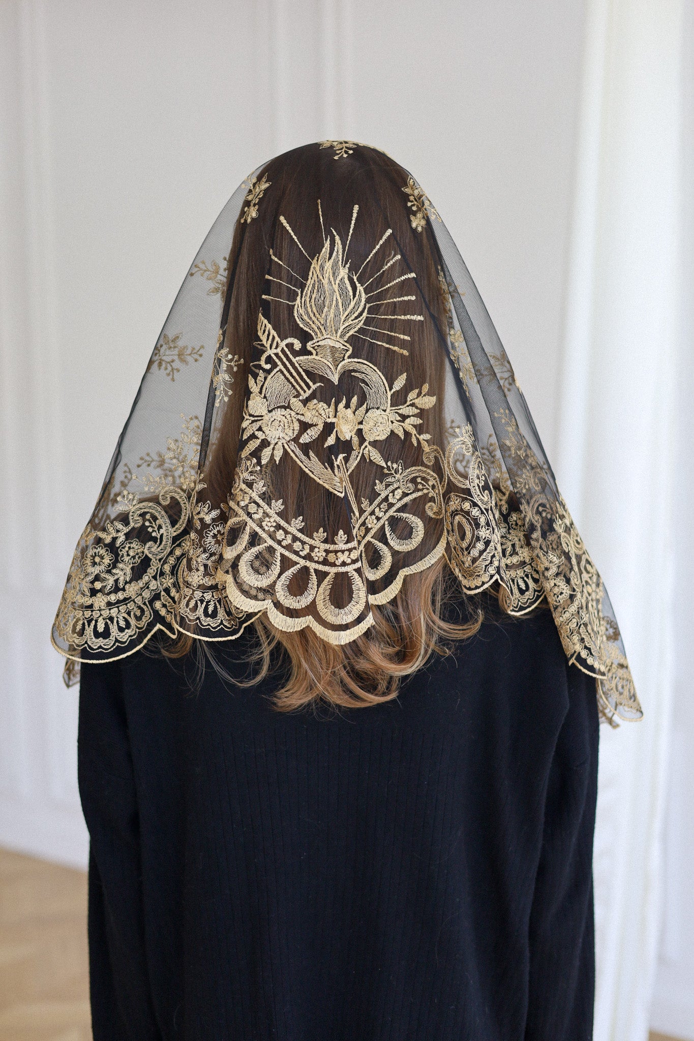 SHORT GOLD LACE VEIL