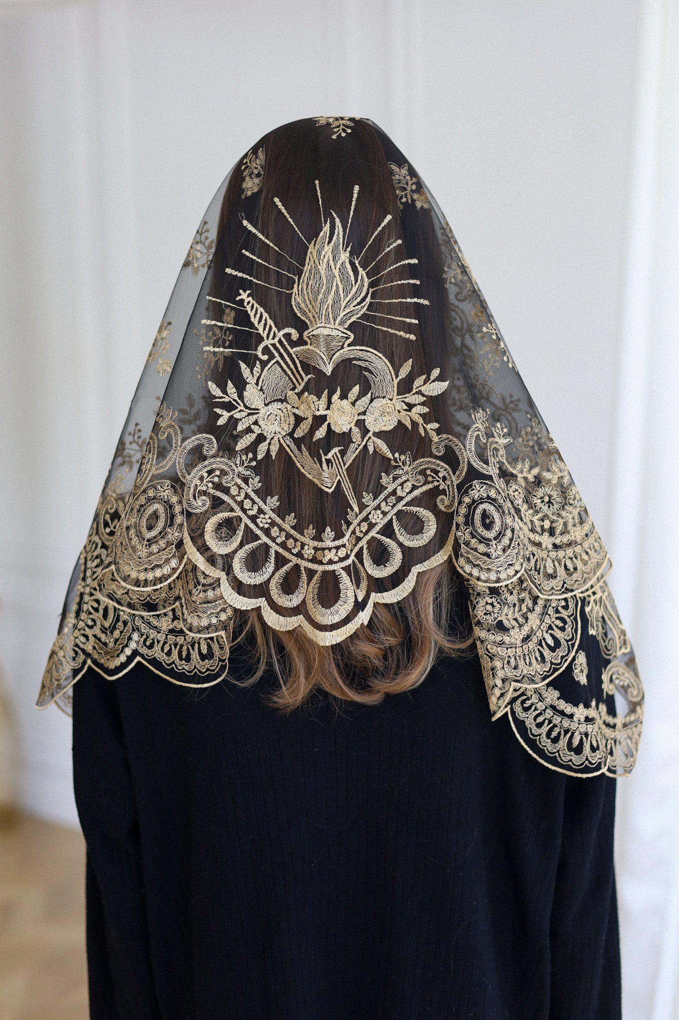 SHORT GOLD LACE VEIL