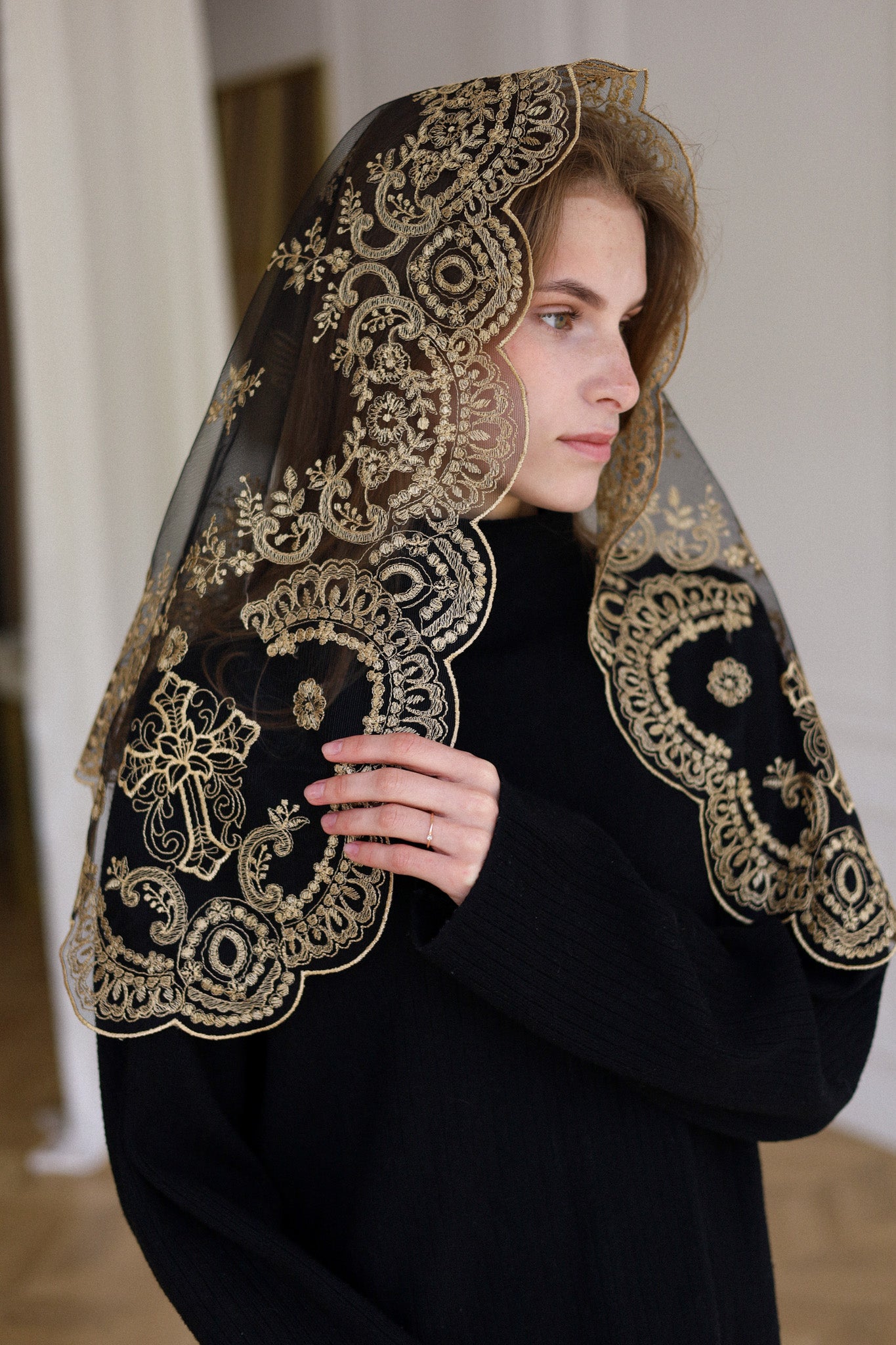 GOLD LACE VEIL