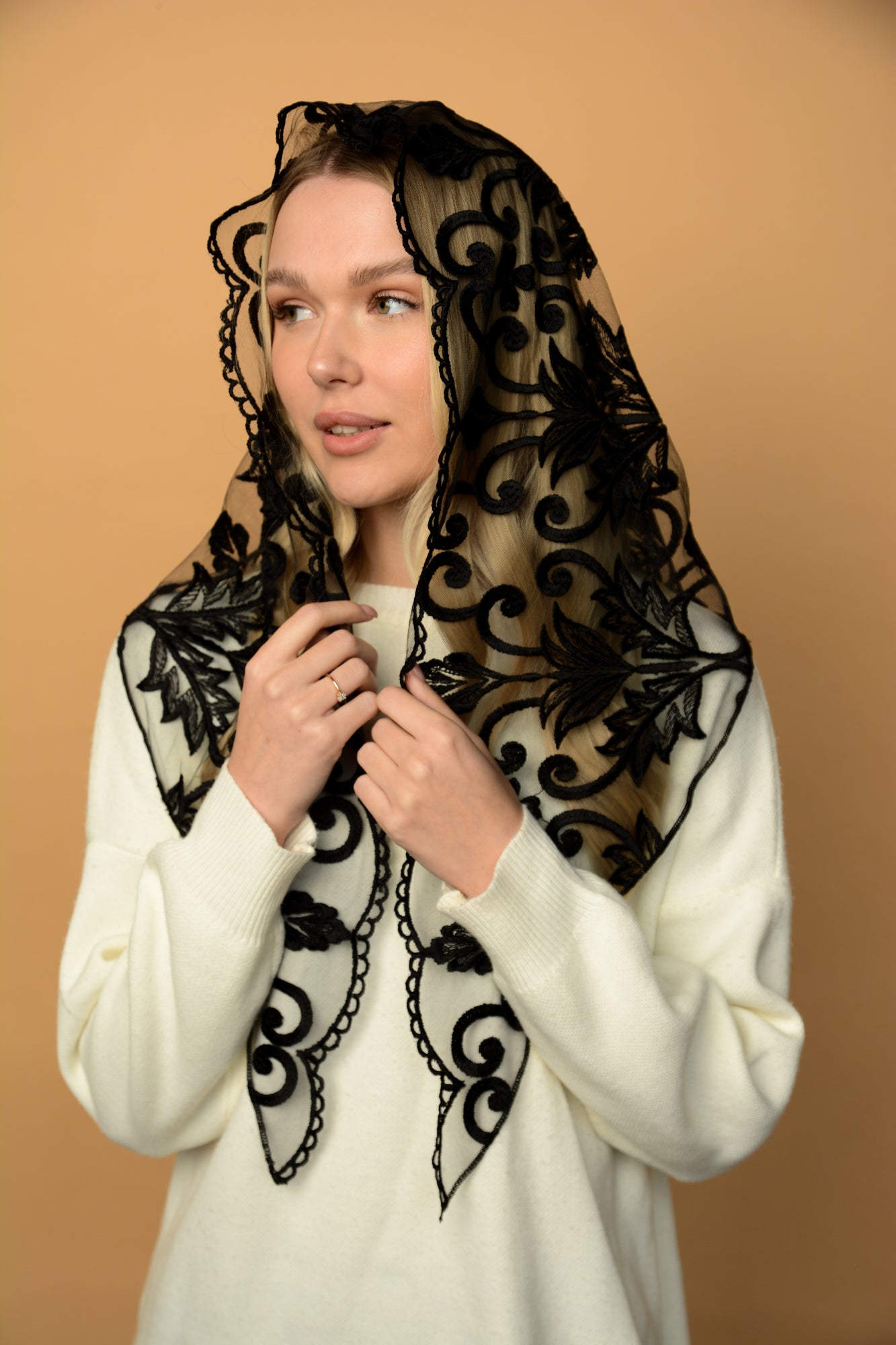 TRIANGLE GOLD MANTILLA - MariaVeils