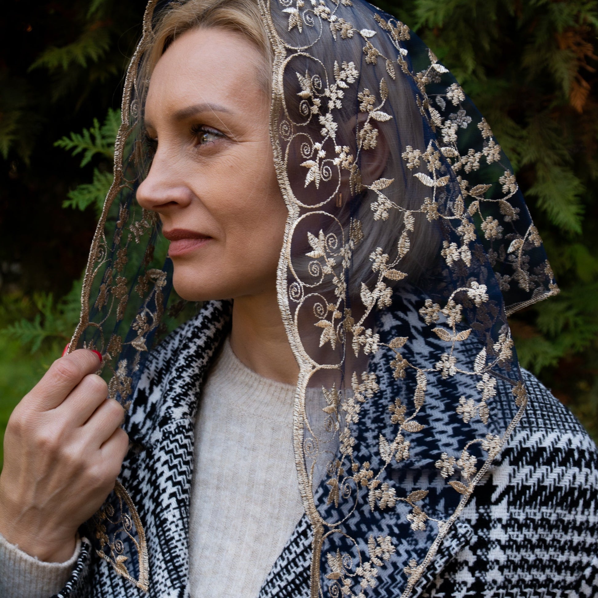 Triangle Floral Veil - MariaVeils