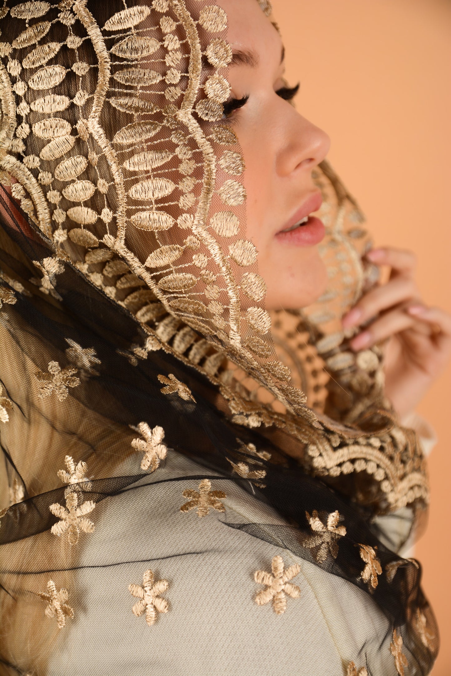 INFINITY GOLD MANTILLA - MariaVeils
